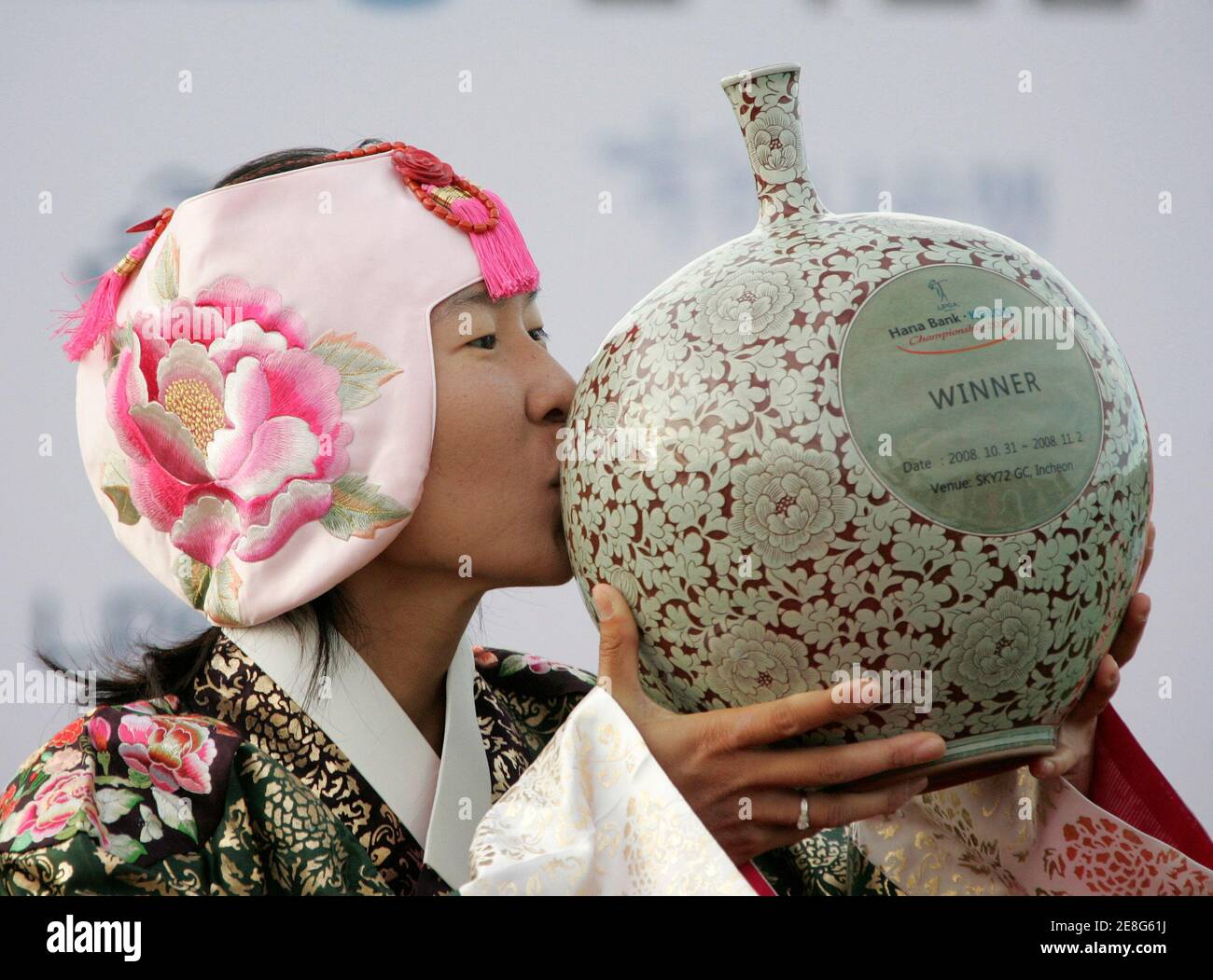 Candie Kung of Taiwan kisses the trophy after winning the LPGA Hana Bank-Kolon Championship golf tournament at Sky72 Golf Club Ocean course in Incheon, west of Seoul, November 2, 2008.  REUTERS/Jo Yong-Hak (SOUTH KOREA) Stock Photo
