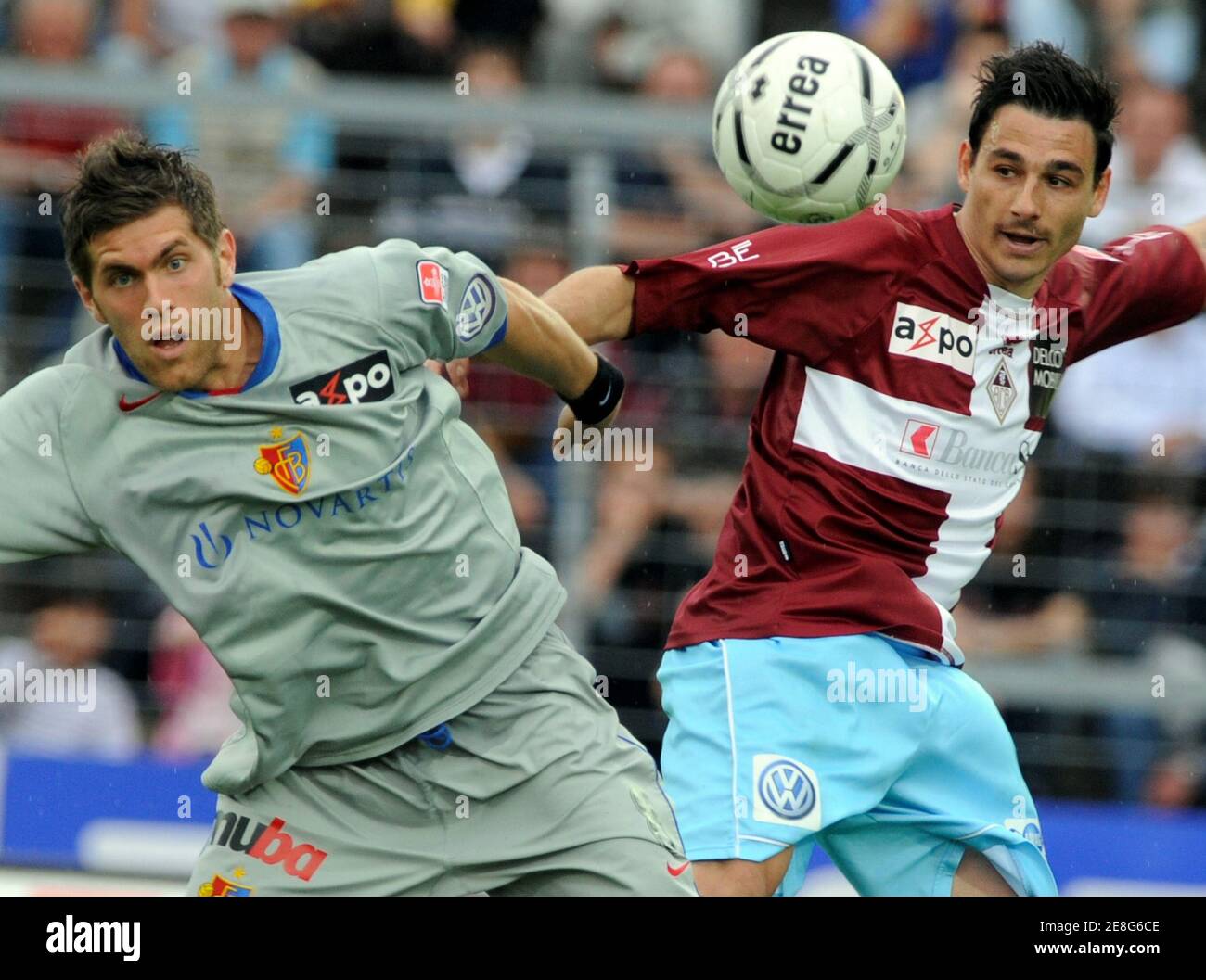 AC Bellinzona's Andrea Conti (R) fights for the ball with FC Basel's  Benjamin Huggel during their Swiss Super League soccer match in Bellinzona  April 5, 2009. REUTERS/Fiorenzo Maffi (SWITZERLAND SPORT SOCCER Stock