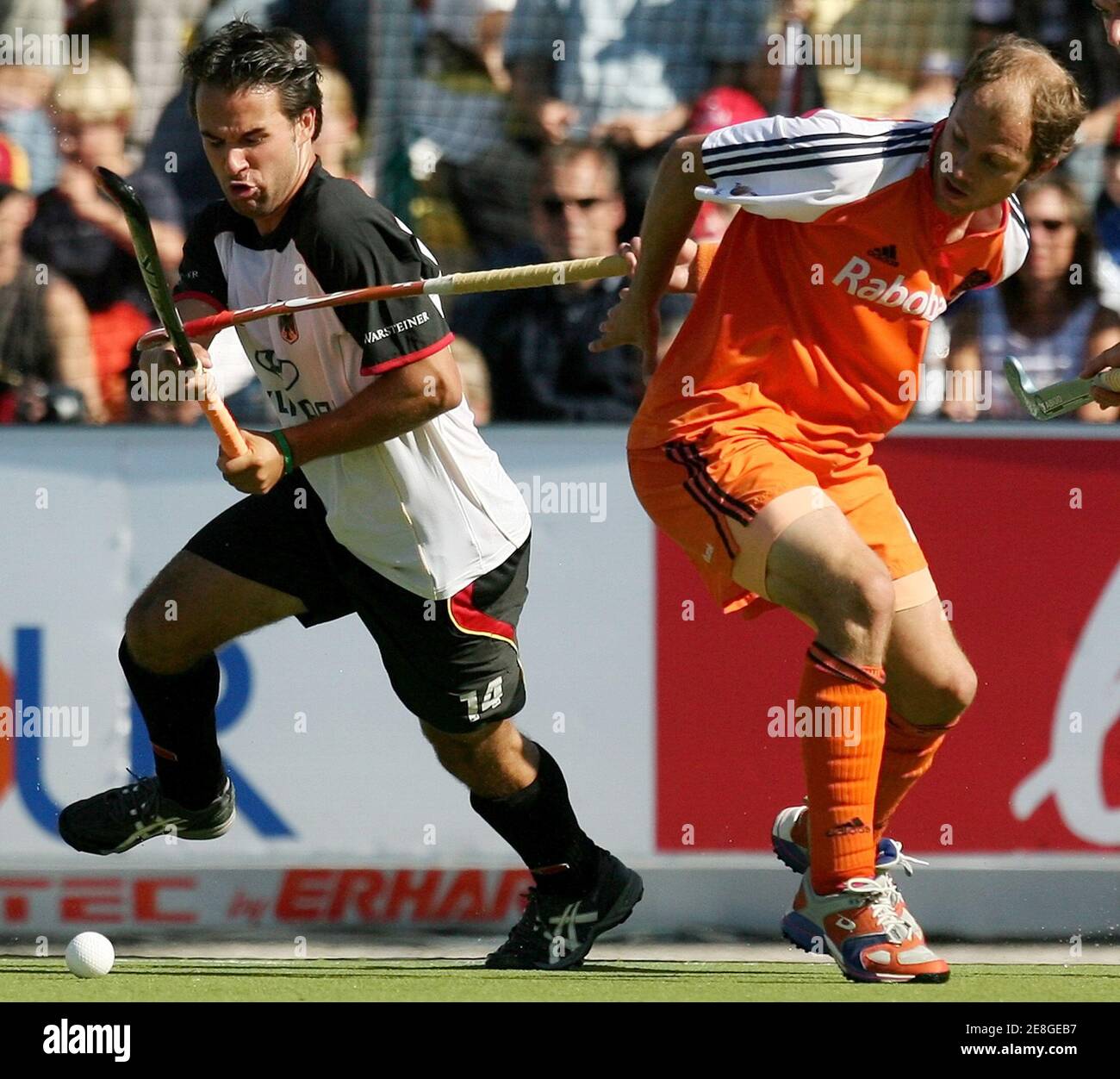 Germany's Tibor Weissenborn (L) fights for the ball with Netherlands' Teun de Nooijer during their Men's Field Hockey World Cup match at the Warsteiner Hockey Park stadium in Moenchengladbach September 9, 2006. REUTERS/Pascal Lauener  (GERMANY) Stock Photo