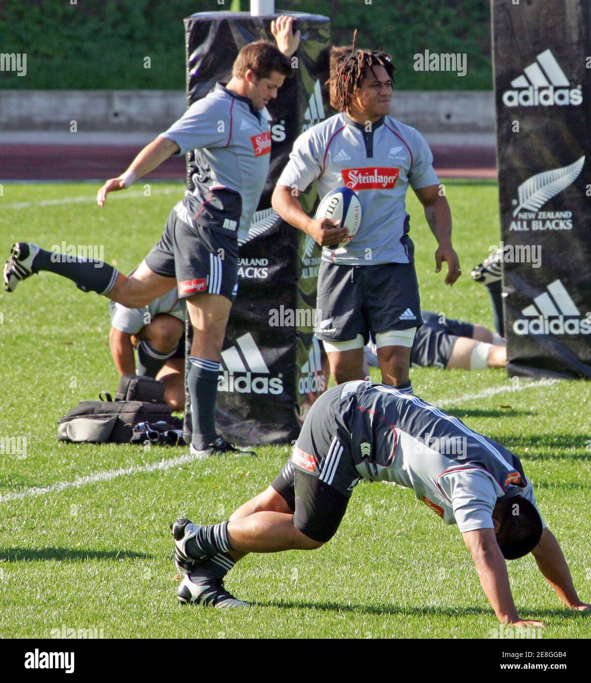 New Zealand's All Blacks players stretch during a training session in  Marseille, November 8, 2006. The All Blacks team will face France on  Saturday's rugby union test match in Lyon. REUTERS/Jean-Paul Pelissier (