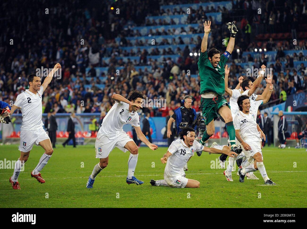 Italian players celebrate after their Group C Euro 2008 soccer match  against France at Letzigrund stadium in Zurich, June 17, 2008.  REUTERS/Dylan Martinez (SWITZERLAND) MOBILE OUT. EDITORIAL USE ONLY Stock  Photo - Alamy