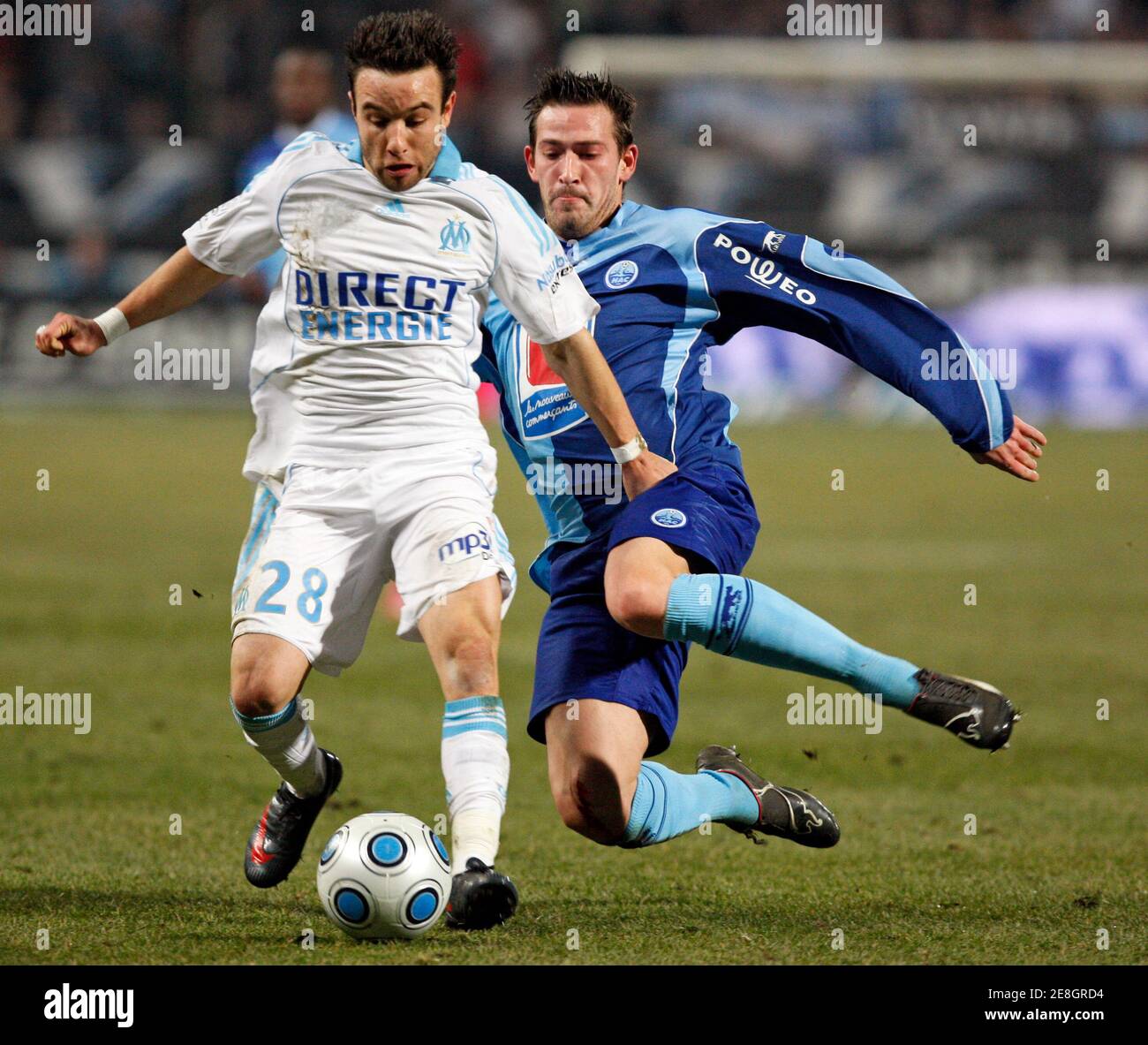 Olympique Marseille's Mathieu Valbuena challenges Le Havre's Peter  Franquart (R) during their French Ligue 1 soccer match at the Velodrome  stadium in Marseille, January 17, 2009. REUTERS/Jean-Paul Pelissier (FRANCE  Stock Photo - Alamy