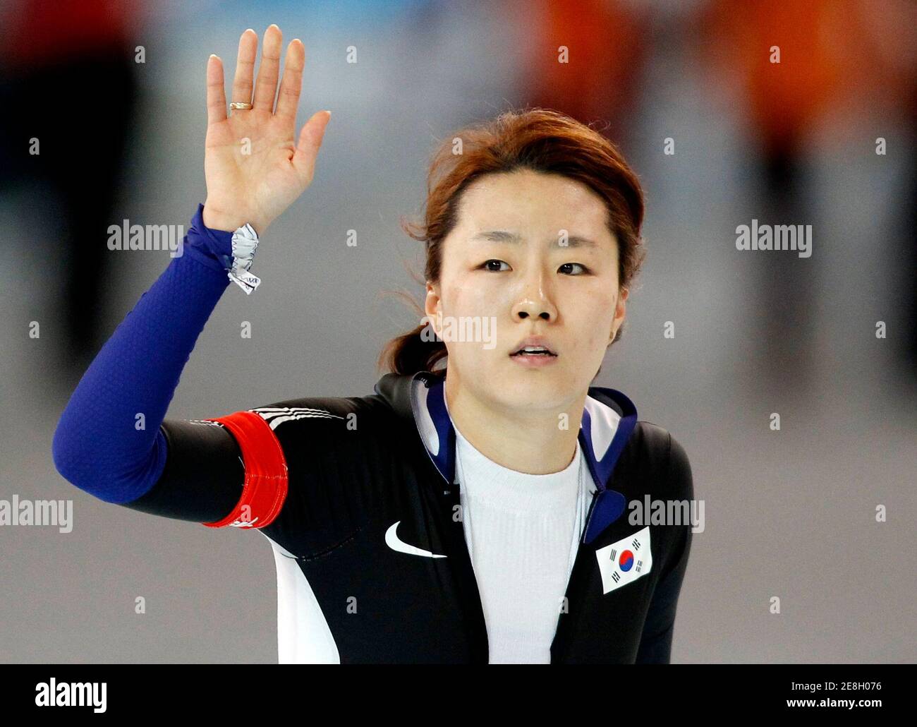Lee Sang-Hwa of South Korea waves after competing in the women's 500 metres speed skating race at the Richmond Olympic Oval during the Vancouver 2010 Winter Olympics February 16, 2010.     REUTERS/Jerry Lampen (CANADA) Stock Photo