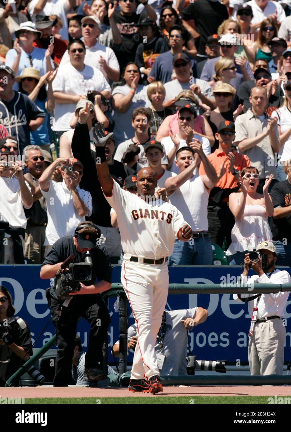 San Francisco Giants slugger Barry Bonds acknowledges the crowd after he hit his 715th career home run against the Colorado Rockies in the fourth inning in San Francisco May 28, 2006. Bonds takes second place for career home runs surpassing Babe Ruth. REUTERS/Rick Wilking Stock Photo