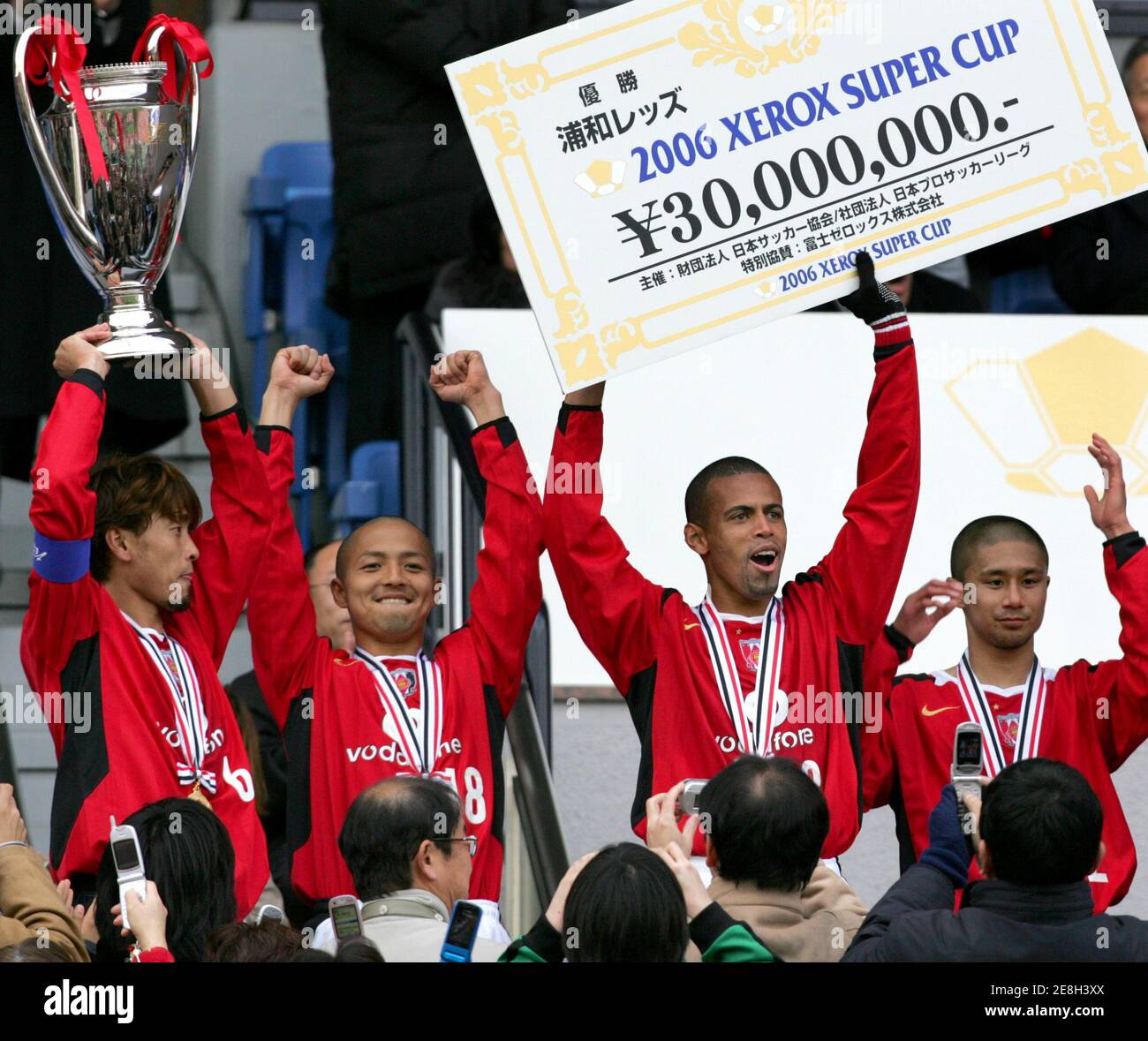 Urawa Reds Shinji Ono 2nd L Celebrates With Teammates Nobuhisa Yamada L Alessandro Santos 2nd R And Keisuke Tsuboi After Winning The 06 Xerox Super Cup In Tokyo February 25 06 Emperor S Urawa Reds Shinji Ono 2nd L Celebrates With Teammates Nobuhisa Yamada L Alessandro Santos 2nd R And Keisuke Tsuboi After Winning The 06 Xerox Super Cup In Tokyo February 25 06 Emperor S