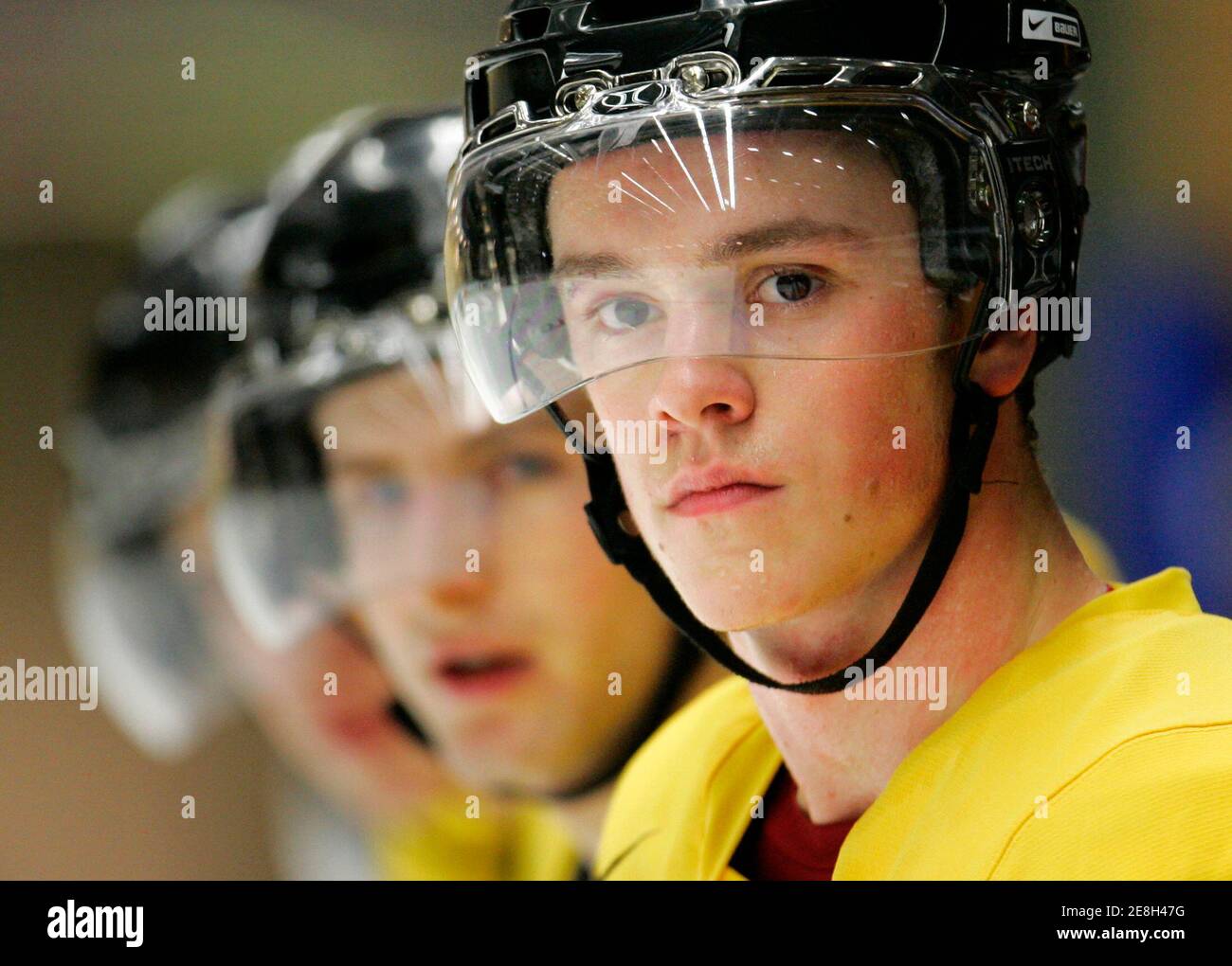 Canada's Jonathan Toews (R) participates in his team's practice session at  the 2007 IIHF World Junior Hockey Championships in Leksand, Sweden, January  2, 2007. REUTERS/Shaun Best (SWEDEN Stock Photo - Alamy