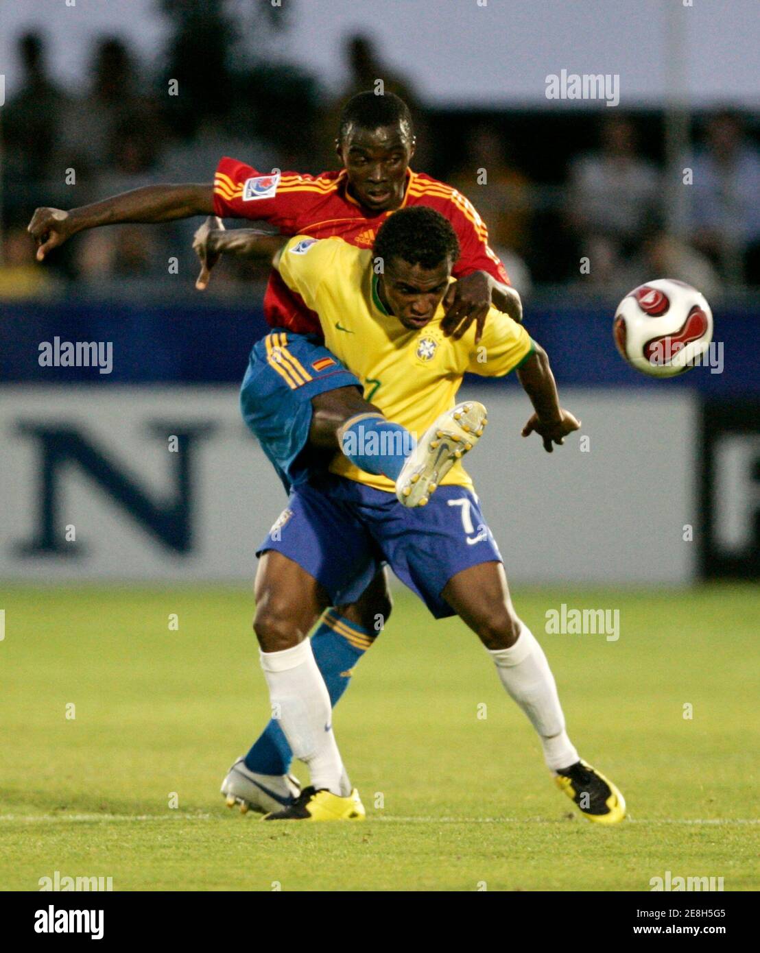 Spain's Sunny Stephen (top) and Brazil's Willian compete for the ball during their Round of 16 match at the FIFA Under-20 World Cup soccer tournament in Burnaby, British Columbia July 11, 2007.     REUTERS/Andy Clark (CANADA) Stock Photo
