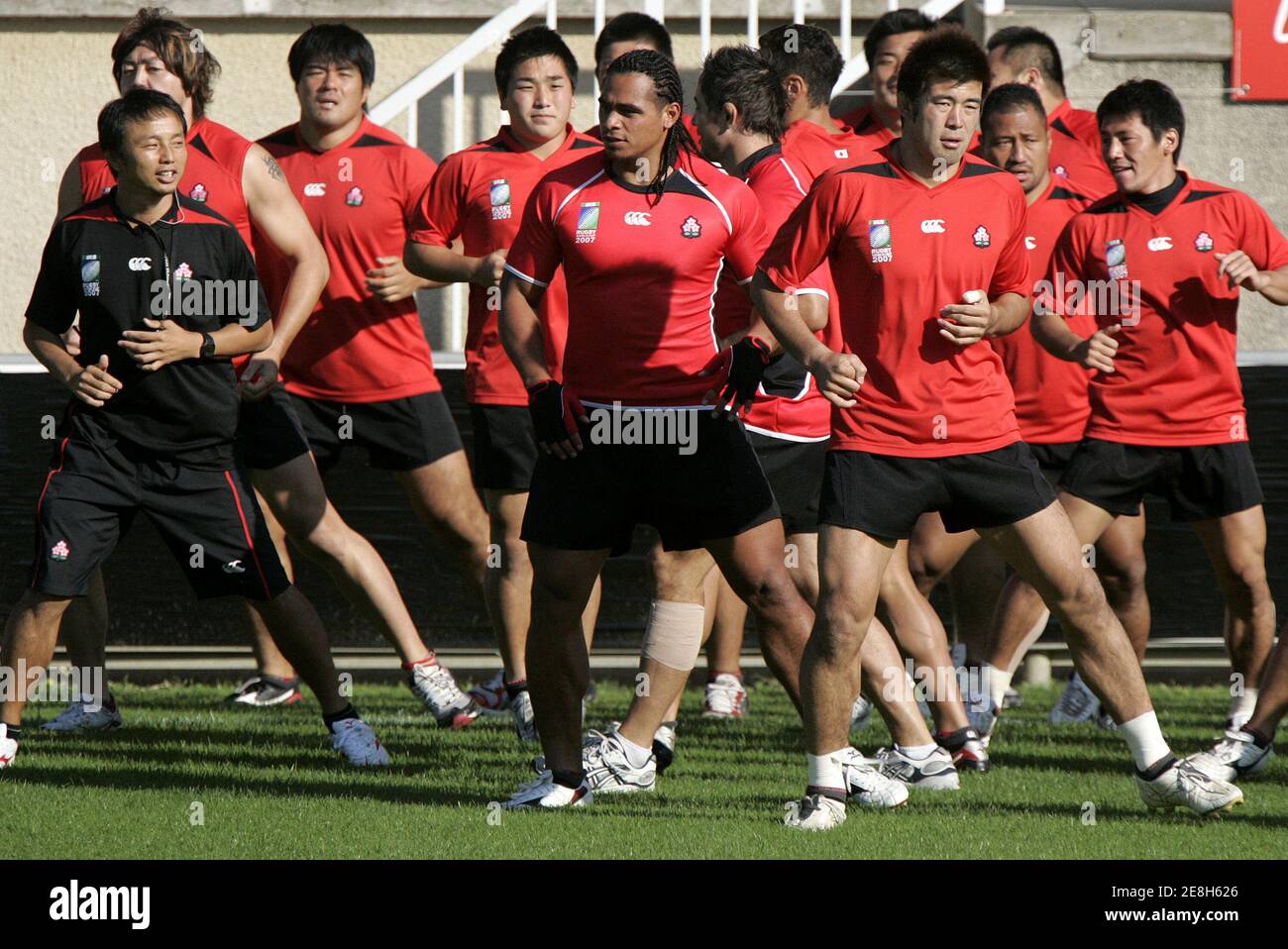Japan's rugby team players run during a training session at stadium Michel Bendichou in Colomiers, southwestern France, September 14, 2007. Japan plays in Pool B with Australia, Wales, Fiji and Canada in the Rugby World Cup 2007 REUTERS/Jean-Philippe Arles (FRANCE) Stock Photo