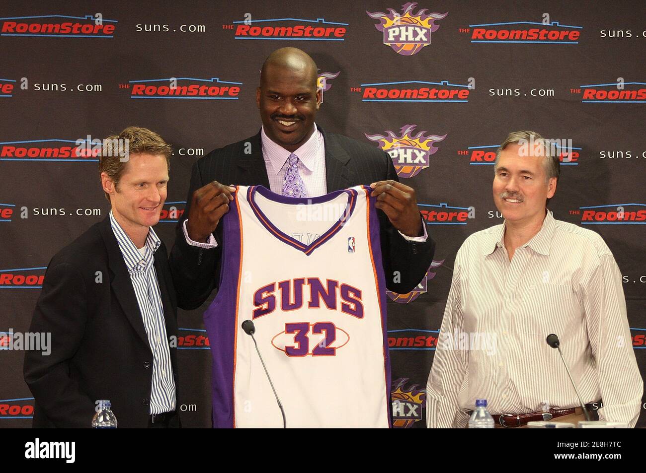 Phoenix Suns President of Basketball Operations Steve Kerr, Shaquille  O'Neal and head coach Mike D'Antoni (L-R) attend a press conference in  Phoenix, Arizona February 7, 2008. REUTERS/Rick Scuteri (UNITED STATES  Stock Photo -