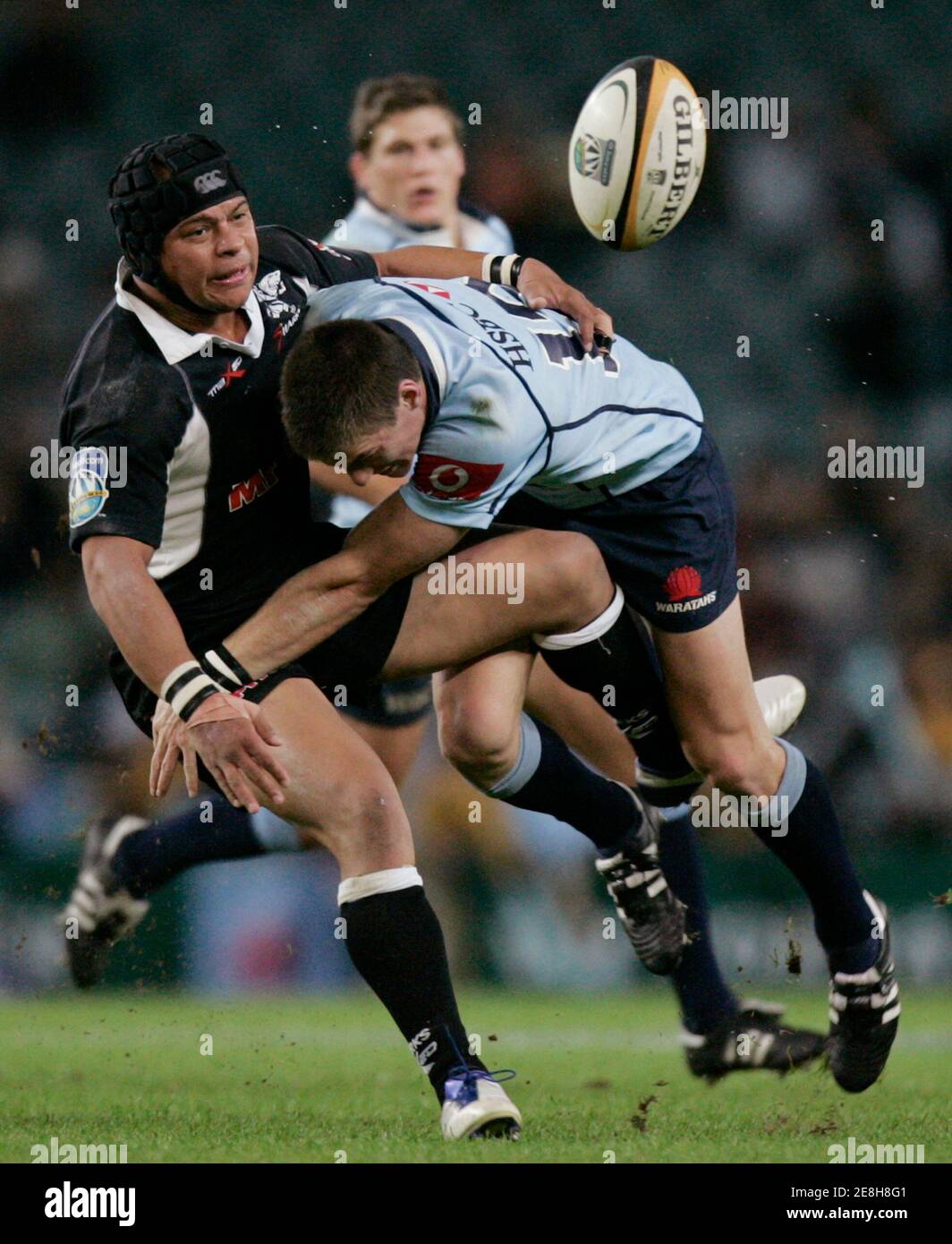 The ball comes loose as Rob Horne of the Waratahs from Australia (L) tackles Adrian Jacobs of the Sharks from South Africa (R) during their Super 14 semi-final rugby match in Sydney May 24, 2008. REUTERS/Will Burgess (AUSTRALIA) Stock Photo