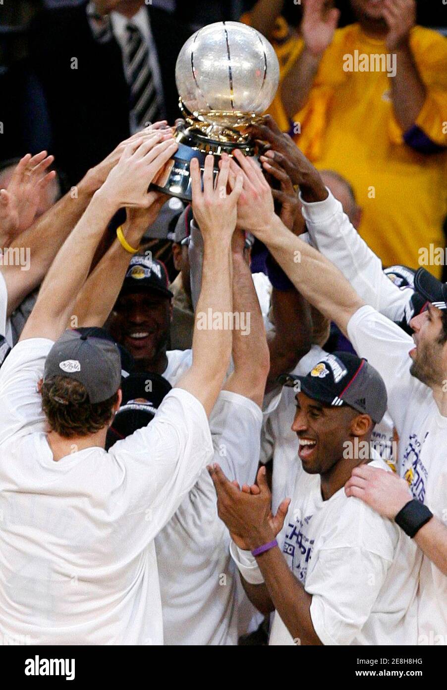 Los Angeles Lakers Kobe Bryant celebrates with his teammates and the Western Conference trophy after defeating the San Antonio Spurs in Game 5 of their NBA Western Conference final basketball playoff series in Los Angeles, May 29, 2008.     REUTERS/Gus Ruelas (UNITED STATES) Stock Photo