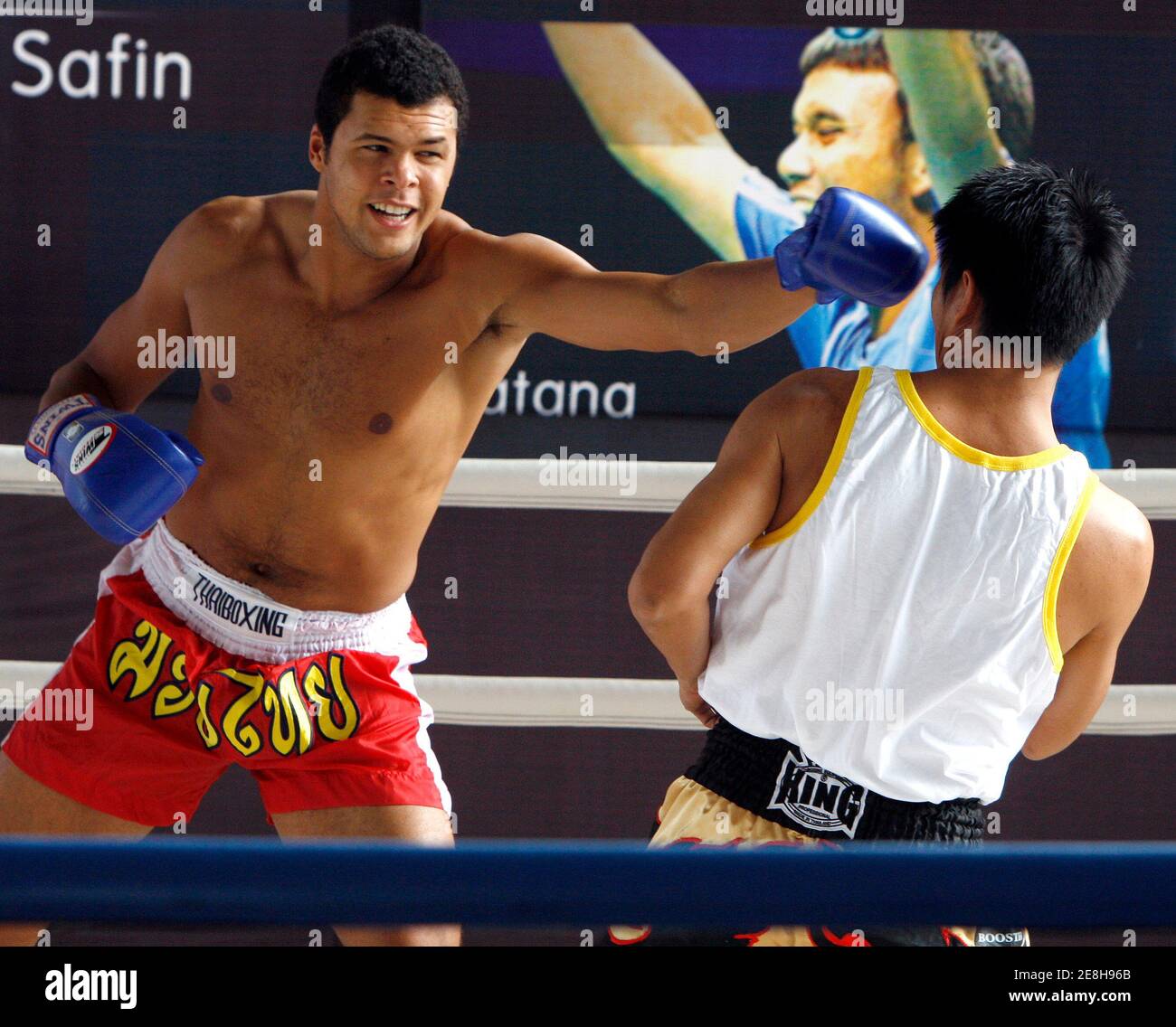Jo-Wilfried Tsonga of France (L) practices Thai boxing, also known as Muay Thai, with Olympic gold medallist boxer Somluck Kamsing in Bangkok September 25, 2008. Tsonga is in Bangkok to take part in the Thailand Open tennis tournament.   REUTERS/Chaiwat Subprasom (THAILAND) Stock Photo