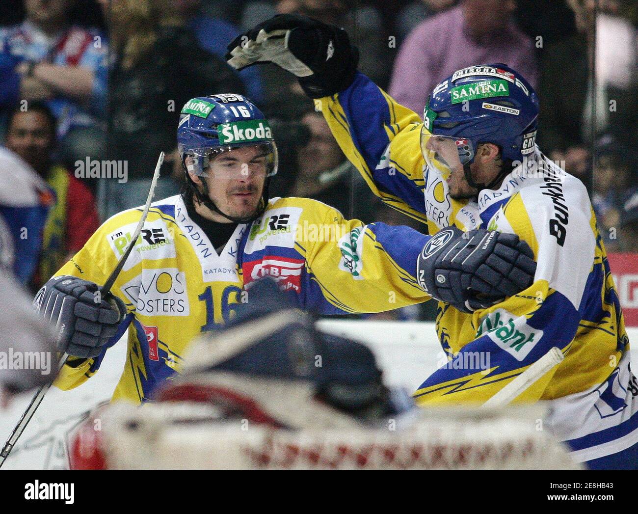 HC Davos Florian Blatter (L) and Petr Sykora react after scoring against ZSC Lions during their Swiss ice hockey play-off final game in Kloten, near Zurich, April 13, 2009.     REUTERS/Miro Kuzmanovic (SWITZERLAND SPORT ICE HOCKEY) Stock Photo