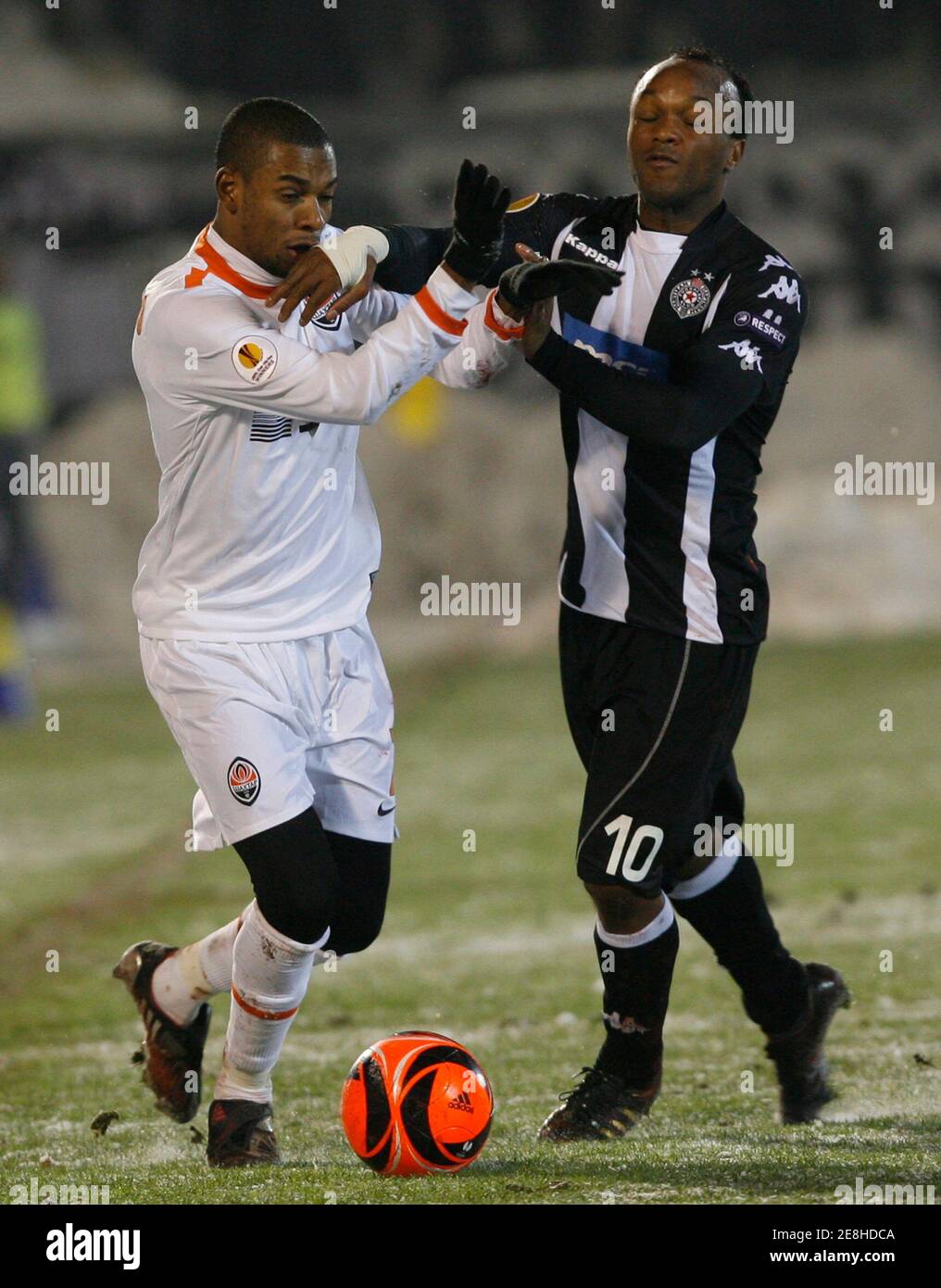 Partizan Belgrade's Almani Moreira (R) fights for the ball with Shakhtar Donetsk's Fernandinho during their Europa League soccer match in Belgrade December 16, 2009. REUTERS/Ivan Milutinovic (SERBIA - Tags: SPORT SOCCER IMAGES OF THE DAY) Stock Photo