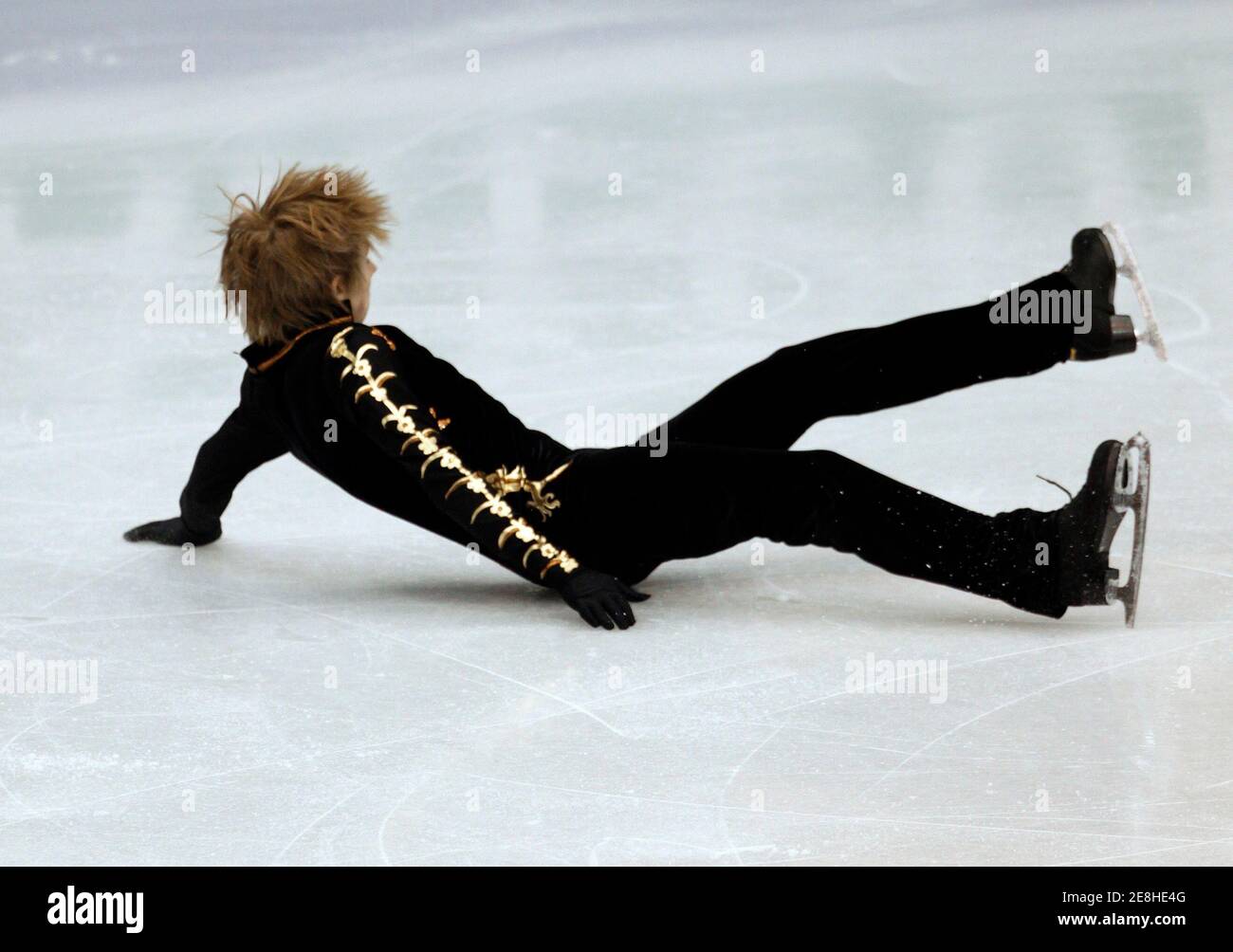 Kevin Reynolds of Canada falls during the men's free skating competition at the ISU Four Continents Figure Skating Championships in Jeonju, about 240 km (149 miles) south of Seoul, January 30, 2010. Reynolds took first place in the short program category, eighth place in the free skating category and was third overall.  REUTERS/Jo Yong-Hak (SOUTH KOREA - Tags: SPORT FIGURE SKATING) Stock Photo