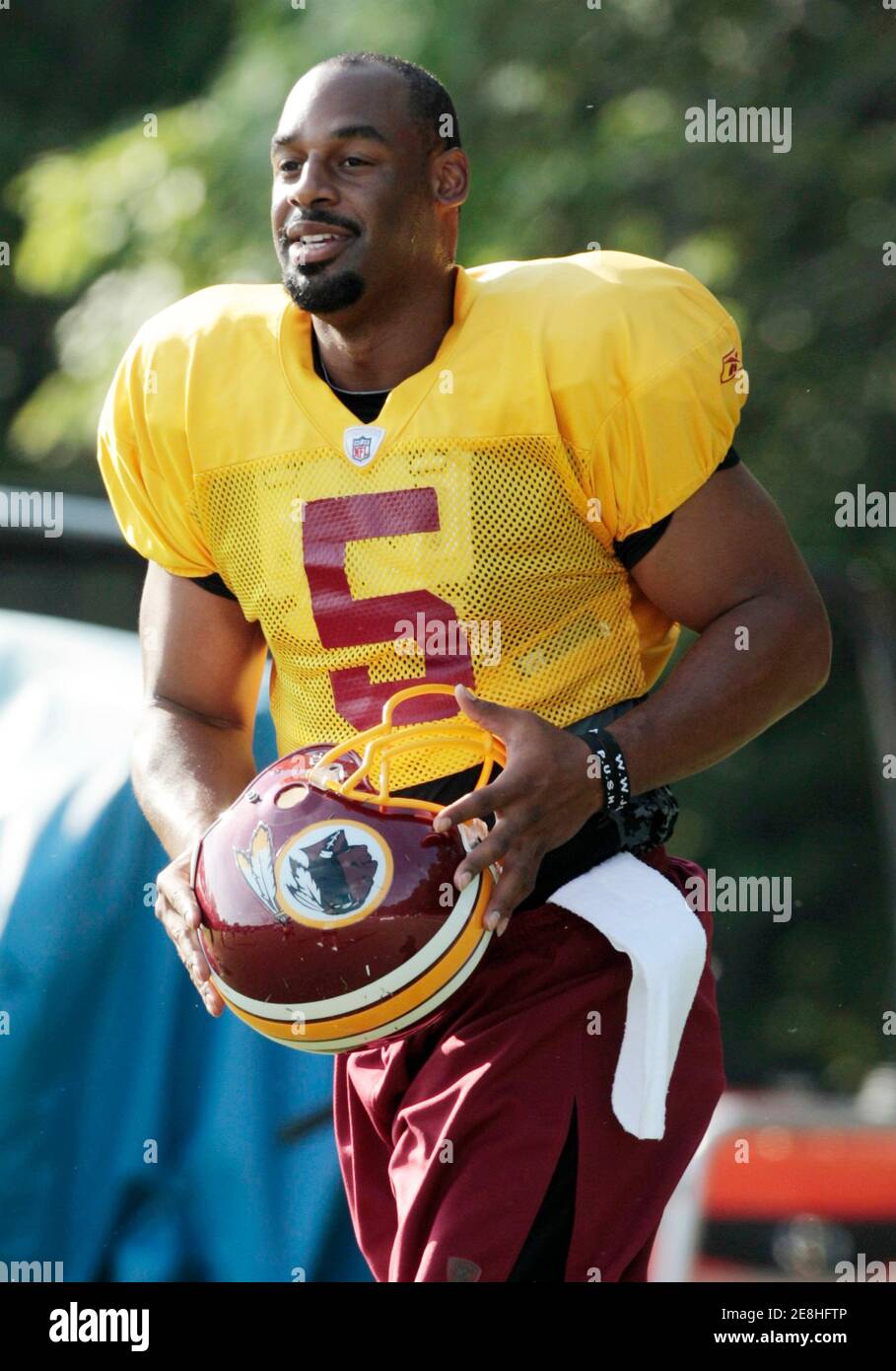 Washington Redskins starting quarterback Donovan McNabb, formerly of the Philadelphia Eagles, jogs with his new team during the second day of their NFL football training camp in Ashburn, Virginia July 30, 2010.                     REUTERS/Gary Cameron (UNITED STATES - Tags: SPORT FOOTBALL) Stock Photo