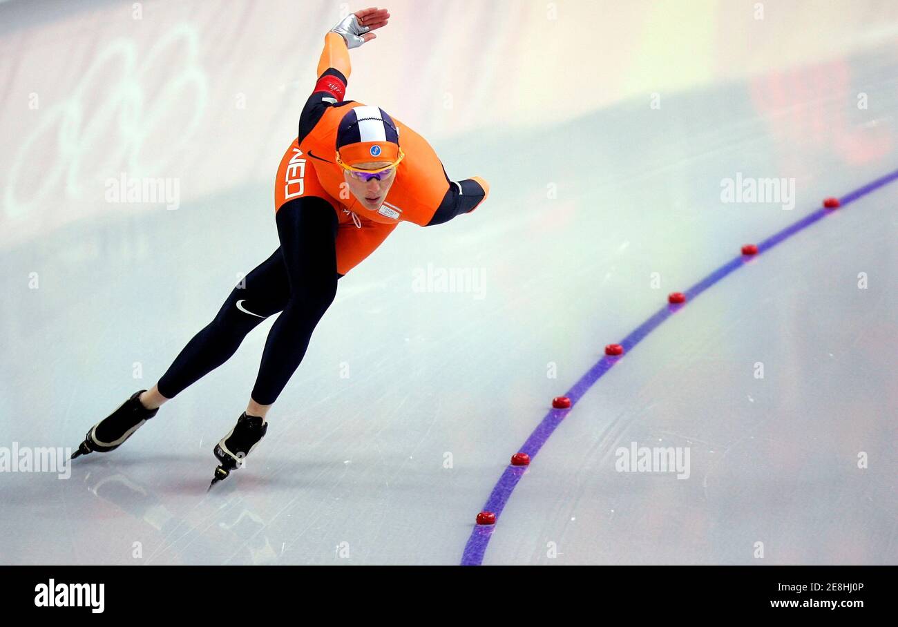 Marianne Timmer of the Netherlands competes in the women's speed skating 1500 metres race at the Torino 2006 Winter Olympic Games at Oval Lingotto in Turin, Italy February 22, 2006.      REUTERS/Jerry Lampen Stock Photo