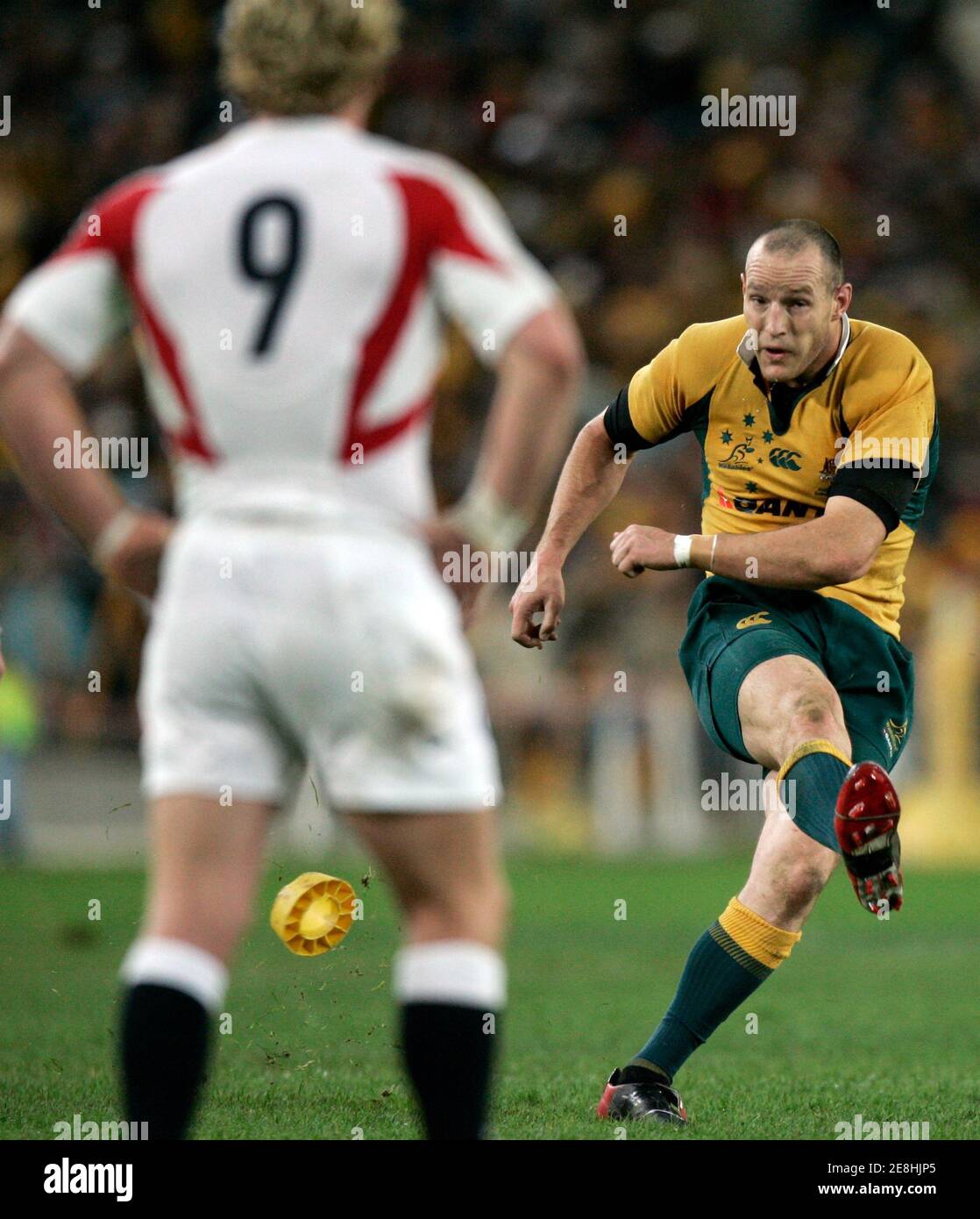 England's Peter Richards (L) watches as Stirling Mortlock of the Australian Wallabies kicks a penalty during their rugby union Test match in Sydney June 11, 2006. REUTERS/Will Burgess (AUSTRALIA) Stock Photo