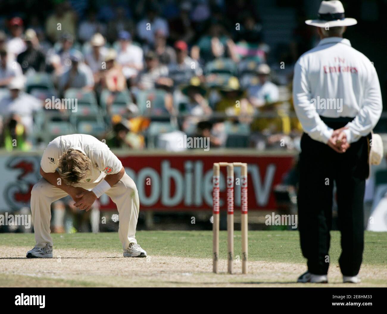 Australia's Shane Warne (L) reacts after having his appeal for England's Ian Bell's wicket turned down by umpire Rudi Koertzen during day four of the third Ashes cricket test in Perth December 17, 2006. MOBILES OUT EDITORIAL USE ONLY REUTERS/Will Burgess  (AUSTRALIA) Stock Photo