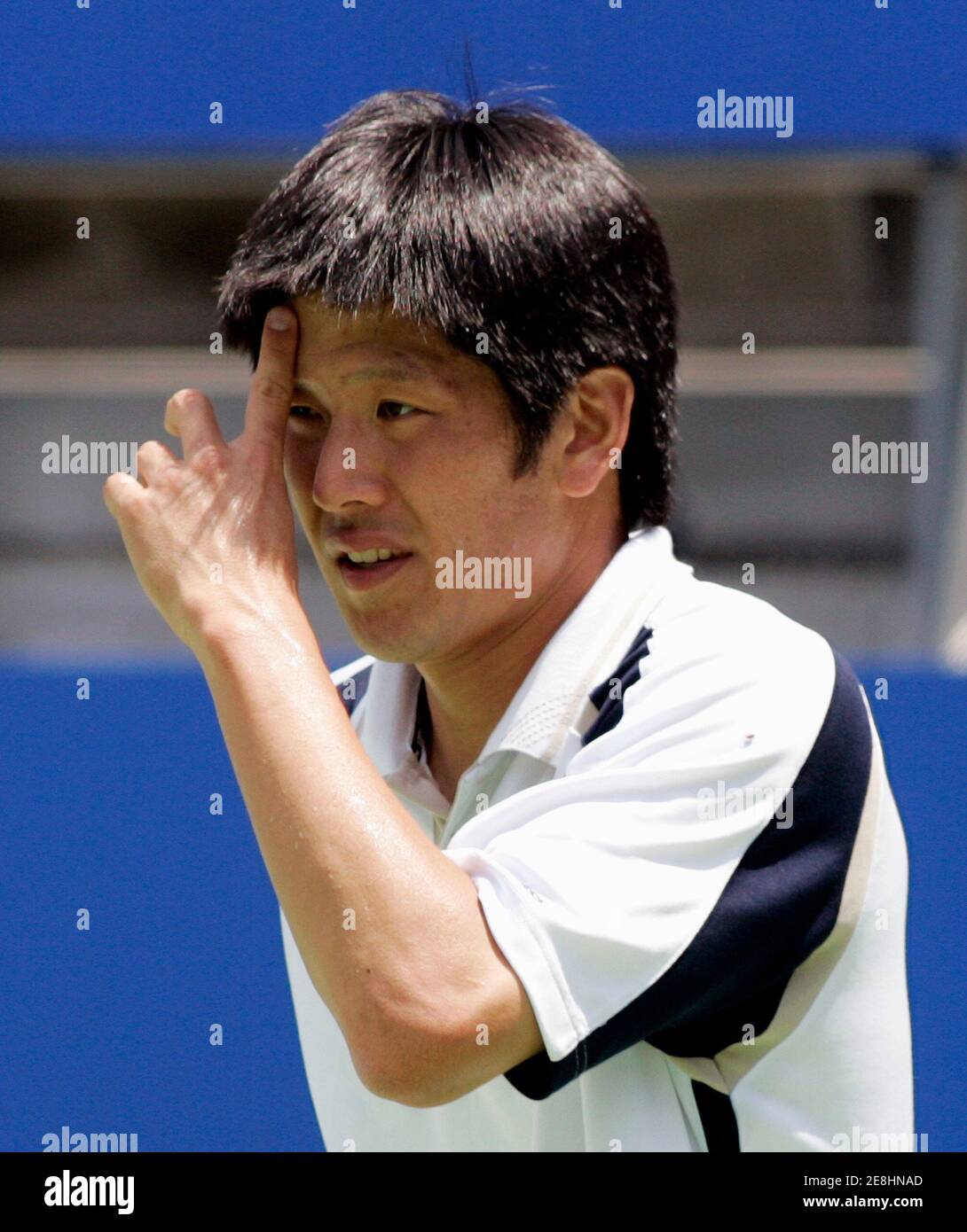 Kevin Kim of the U.S. wipes his forehead during his first round loss to compatriot James Blake at the Sydney International tennis tournament in Sydney January 9, 2007. REUTERS/Will Burgess (AUSTRALIA) Stock Photo
