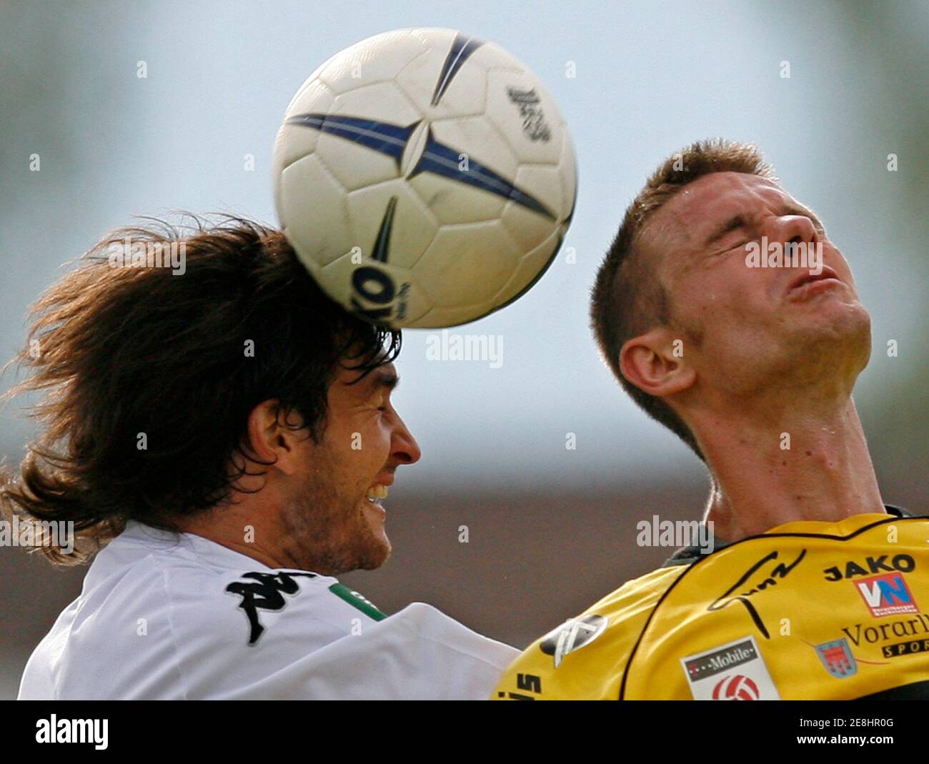 Altach's Oliver Mattle (R) challenges Tirol's Guillermo Imhoff for the ball during their Austrian league soccer match in Altach July 29, 2007. REUTERS/Miro Kuzmanovic (AUSTRIA) Stock Photo