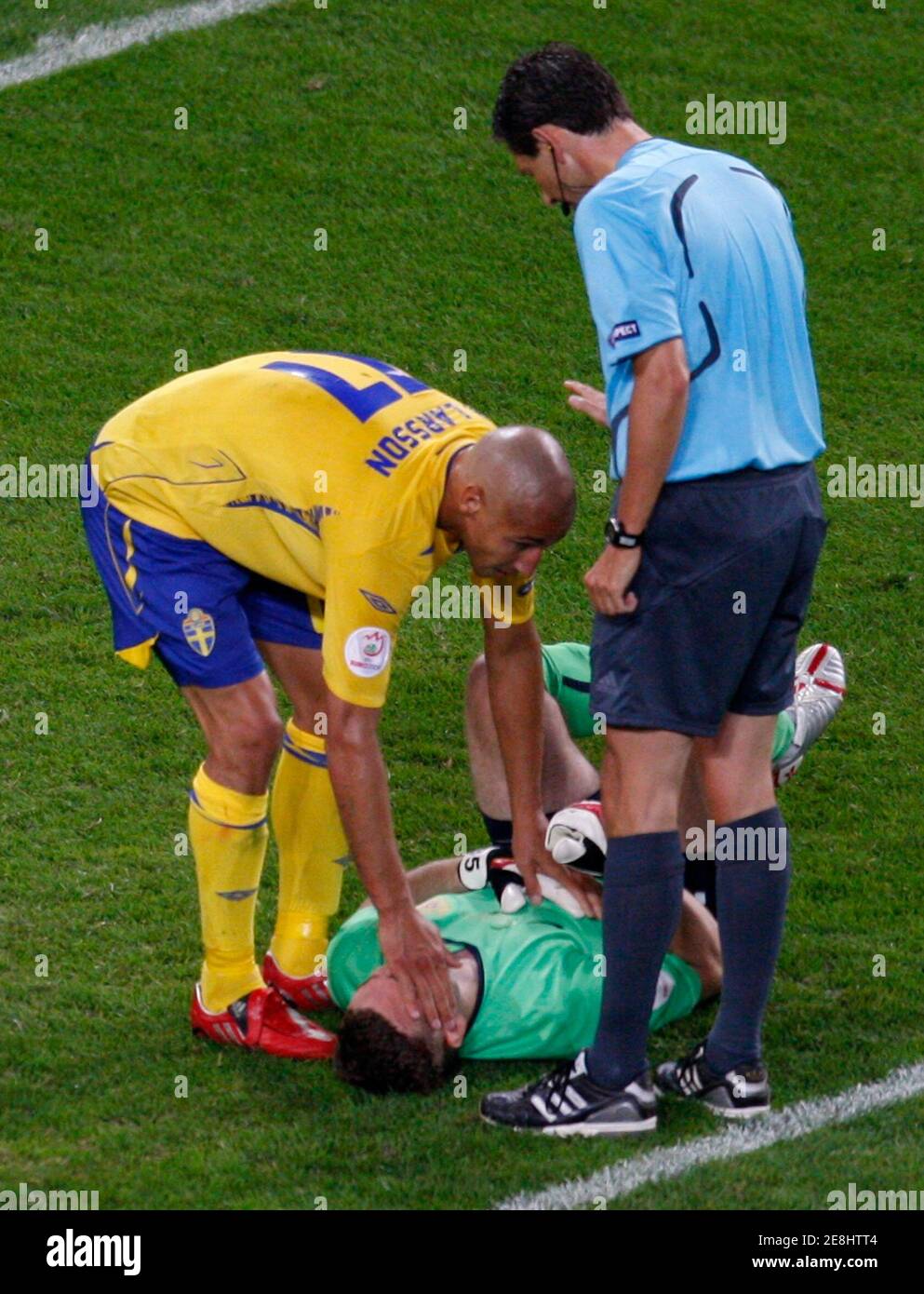 Match referee Frank De Bleeckere of Belgium (R) and Sweden's Henrik Larsson lean over goalkeeper Andreas Isaksson during their Group D Euro 2008 soccer match against Russia at Tivoli Neu stadium in Innsbruck, June 18, 2008.     REUTERS/Miro Kuzmanovic (AUSTRIA)  MOBILE OUT. EDITORIAL USE ONLY Stock Photo
