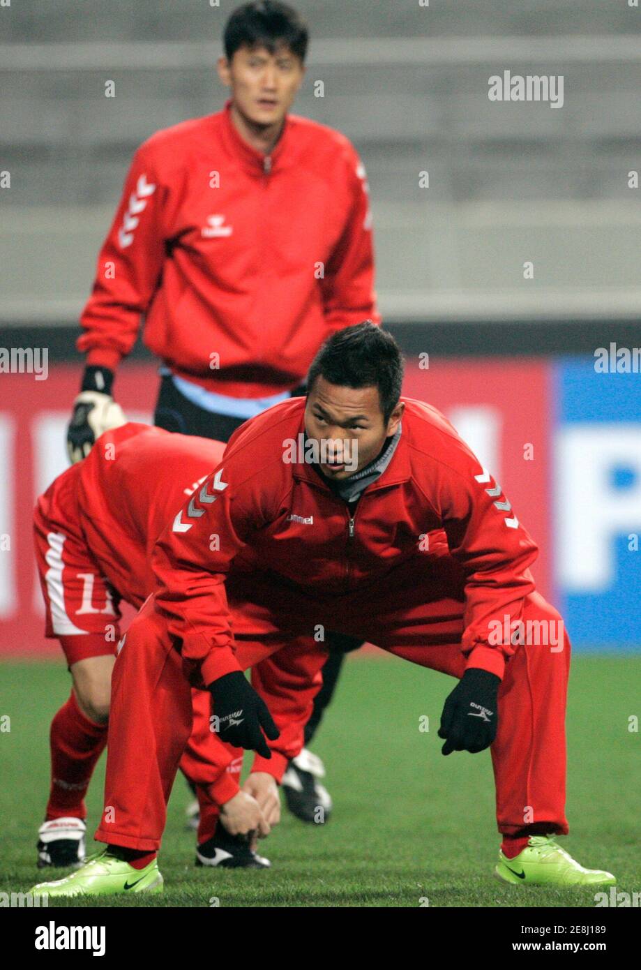 North Korean national soccer team striker Jong Tae-se (front) of Japan's club team Kawasaki Frontale warms up with his teammates during a training session for the 2010 FIFA World Cup Asia qualifying soccer match against South Korea at the Seoul World Cup Stadium March 31, 2009. While Pyongyang's planned rocket launch has put North Asia on edge and prompted the United States and Japan to deploy missile intercepting ships, the North Korean soccer team's arrival in Seoul for a World Cup qualifier has barely registered on the radar. The two Koreas will play the match on April 1, 2009.  REUTERS/Jo  Stock Photo