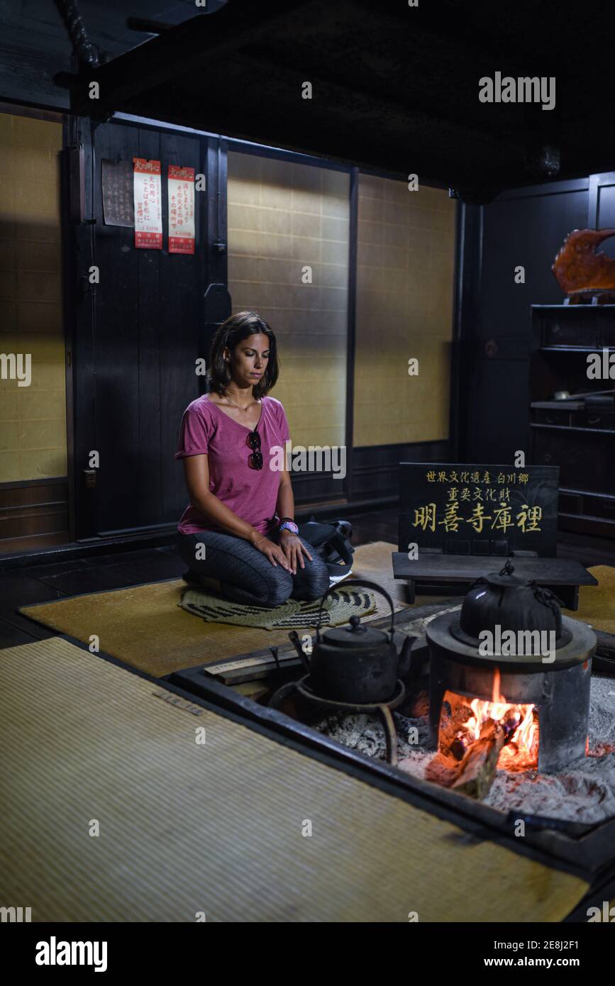 Japanese woman kneeling hi-res stock photography and images - Alamy