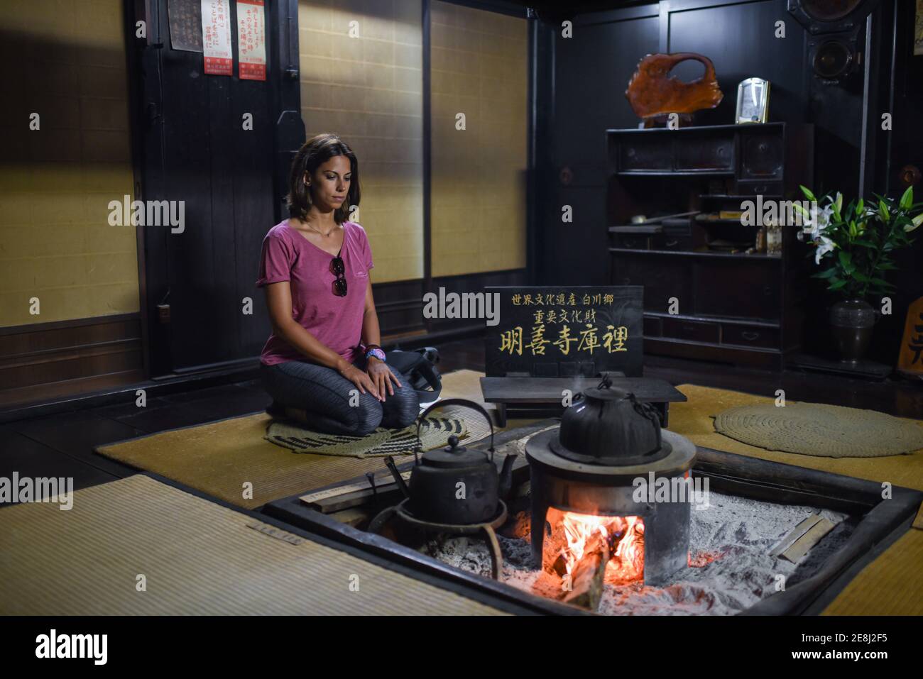 Japanese woman kneeling hi-res stock photography and images - Alamy