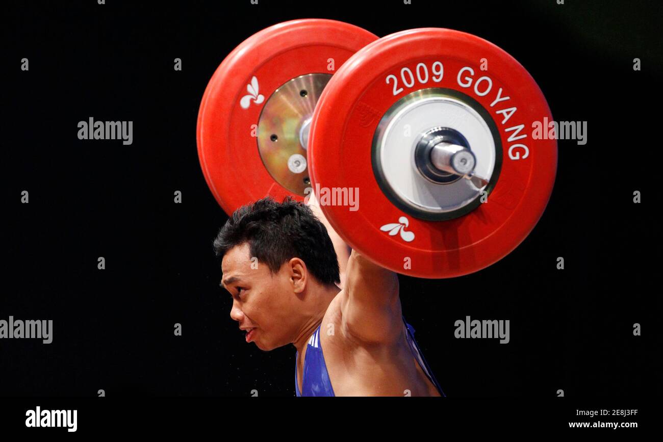 Eko Yuli Irawan of Indonesia competes in the men's 62kg Group A weightlifting snatch competition at the World Weightlifting Championship in Goyang, north of Seoul, November 21, 2009.  REUTERS/Jo Yong-Hak (SOUTH KOREA SPORT WEIGHTLIFTING) Stock Photo