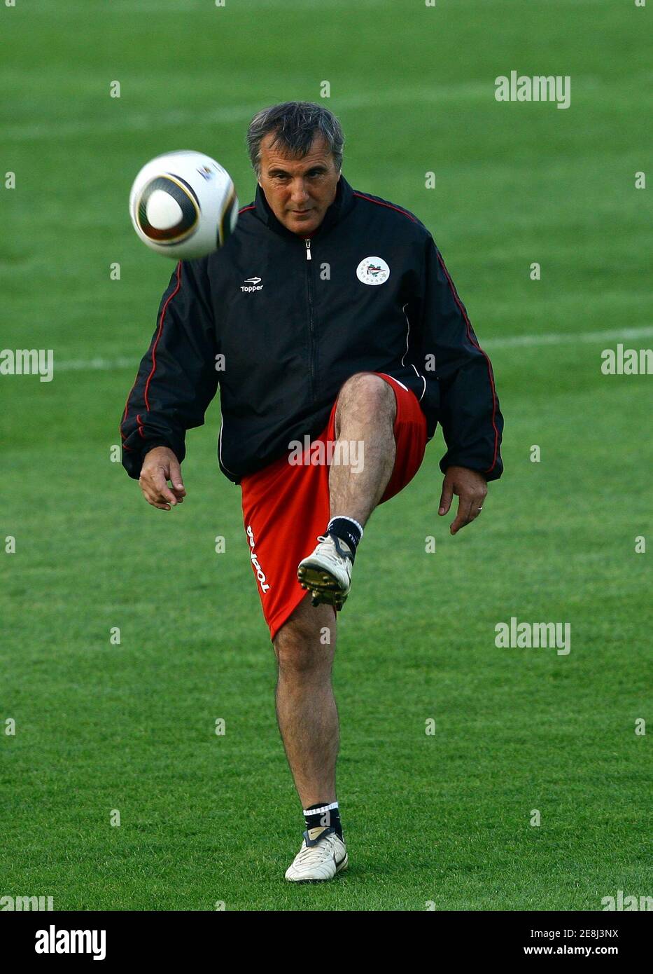 Estudiantes' assistant coach Claudio Gugnali kicks the ball during a training session in Abu Dhabi December 18, 2009. Argentina's Estudiantes, the South American champions, play Barcelona in Saturday's FIFA Club World Cup final soccer match. REUTERS/Fahad Shadeed (UNITED ARAB EMIRATES - Tags: SPORT SOCCER) Stock Photo