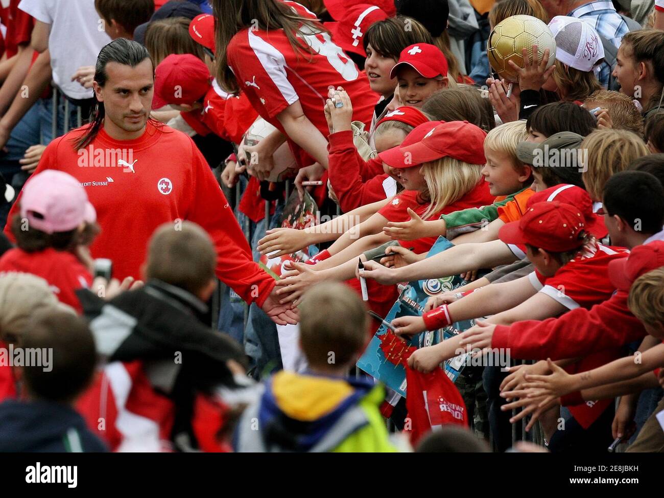 Fans crowd Swiss midfielder Hakan Yakin (L), recalled from his holidays to replace injured striker Johan Vonlanthen, on his way to the training grounds in Freienbach, Switzerland, May 28, 2006 where Switzerland's national soccer team currently prepares for the upcoming World Cup. WORLD CUP 2006 PREVIEW REUTERS/Pascal Lauener Stock Photo