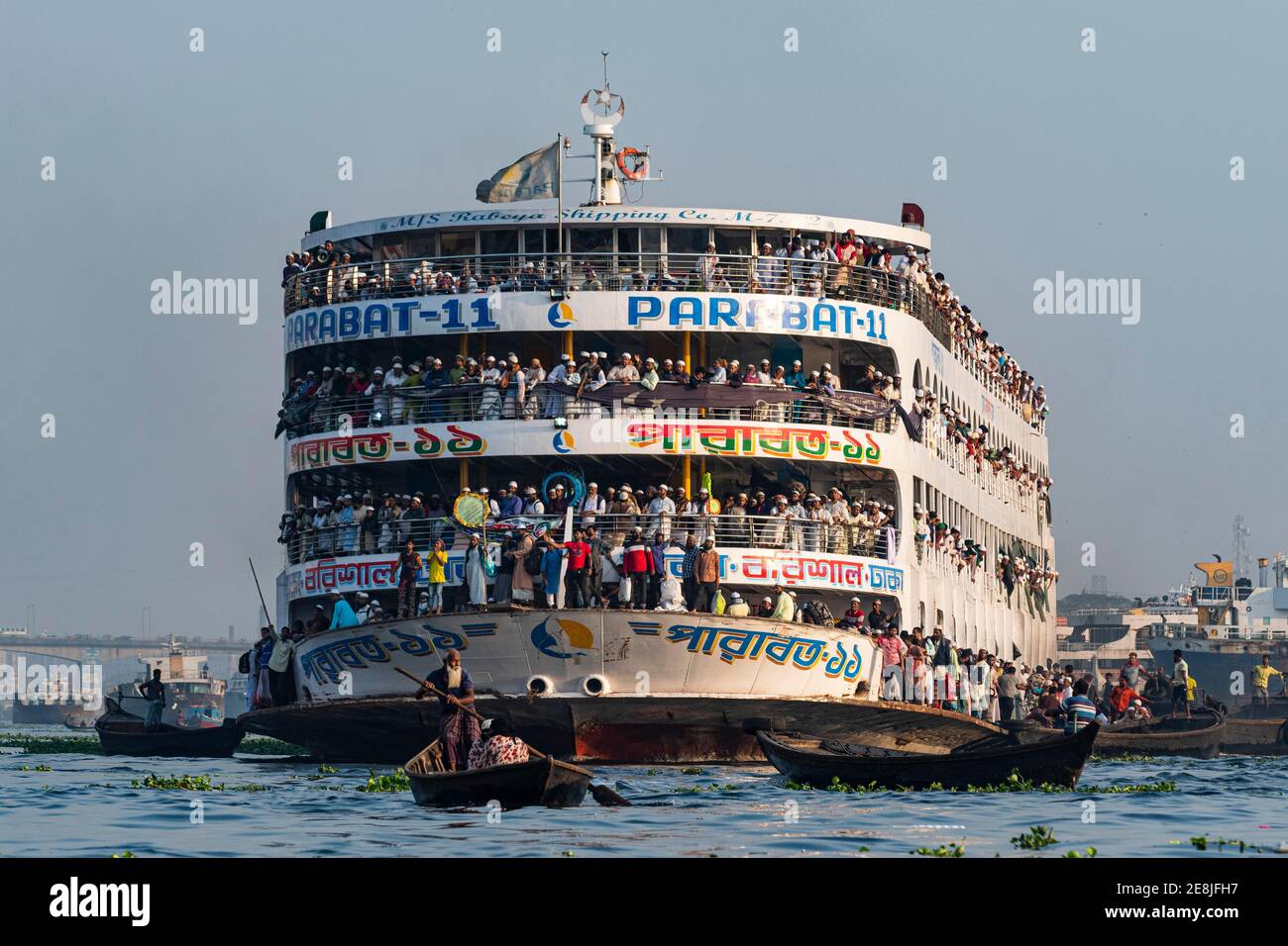 Overloaded passenger ferry with pilgrims on the Dhaka river, Port of Dhaka, Dhaka, Bangladesh Stock Photo