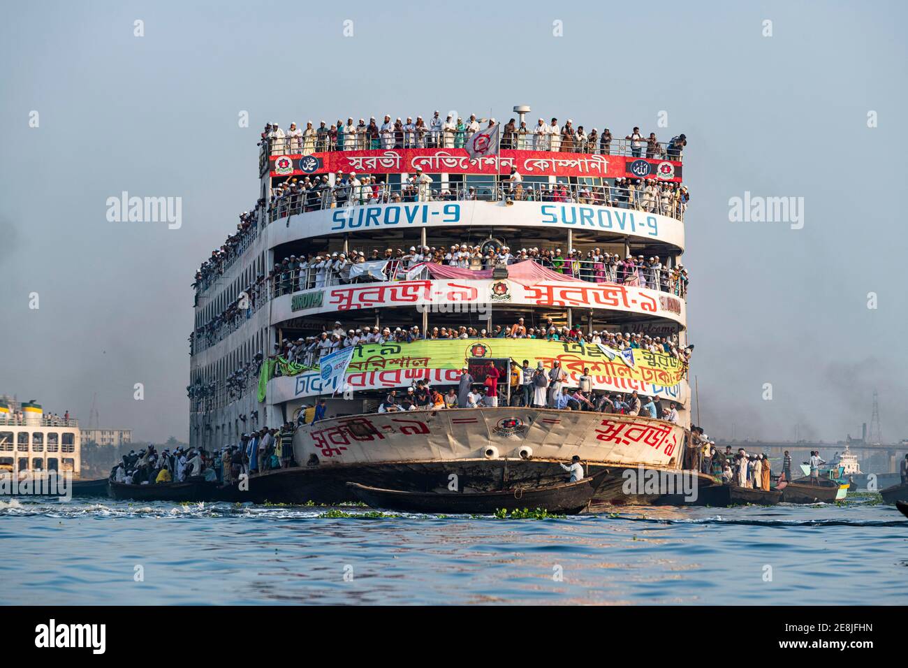 Overloaded passenger ferry with pilgrims on the Dhaka river, Port of Dhaka, Dhaka, Bangladesh Stock Photo