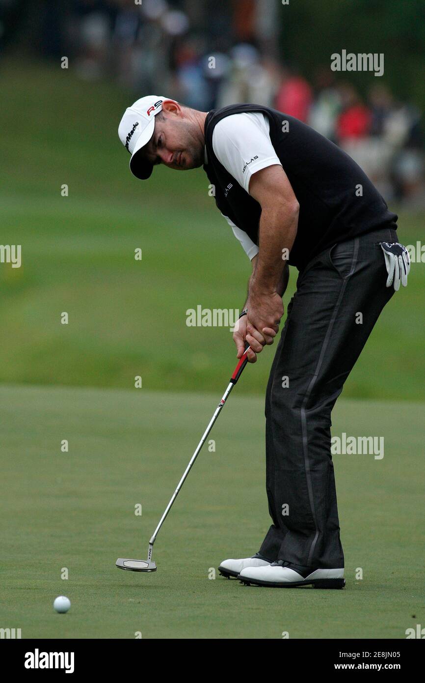 Rory Sabbatini of South Africa putts on the 18th green during the third round of the Hong Kong Open golf tournament November 14, 2009.     REUTERS/Tyrone Siu    (CHINA SPORT GOLF) Stock Photo