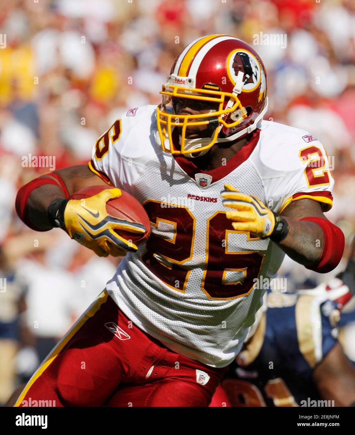Washington Redskins running back Clinton Portis gains yards against the St. Louis Rams in the fourth quarter of their NFL football game in Landover, Maryland September 20, 2009.   REUTERS/Gary Cameron               (UNITED STATES) Stock Photo