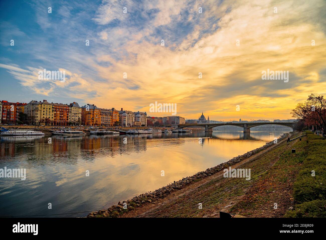 View margaret bridge sunset hi-res stock photography and images - Alamy