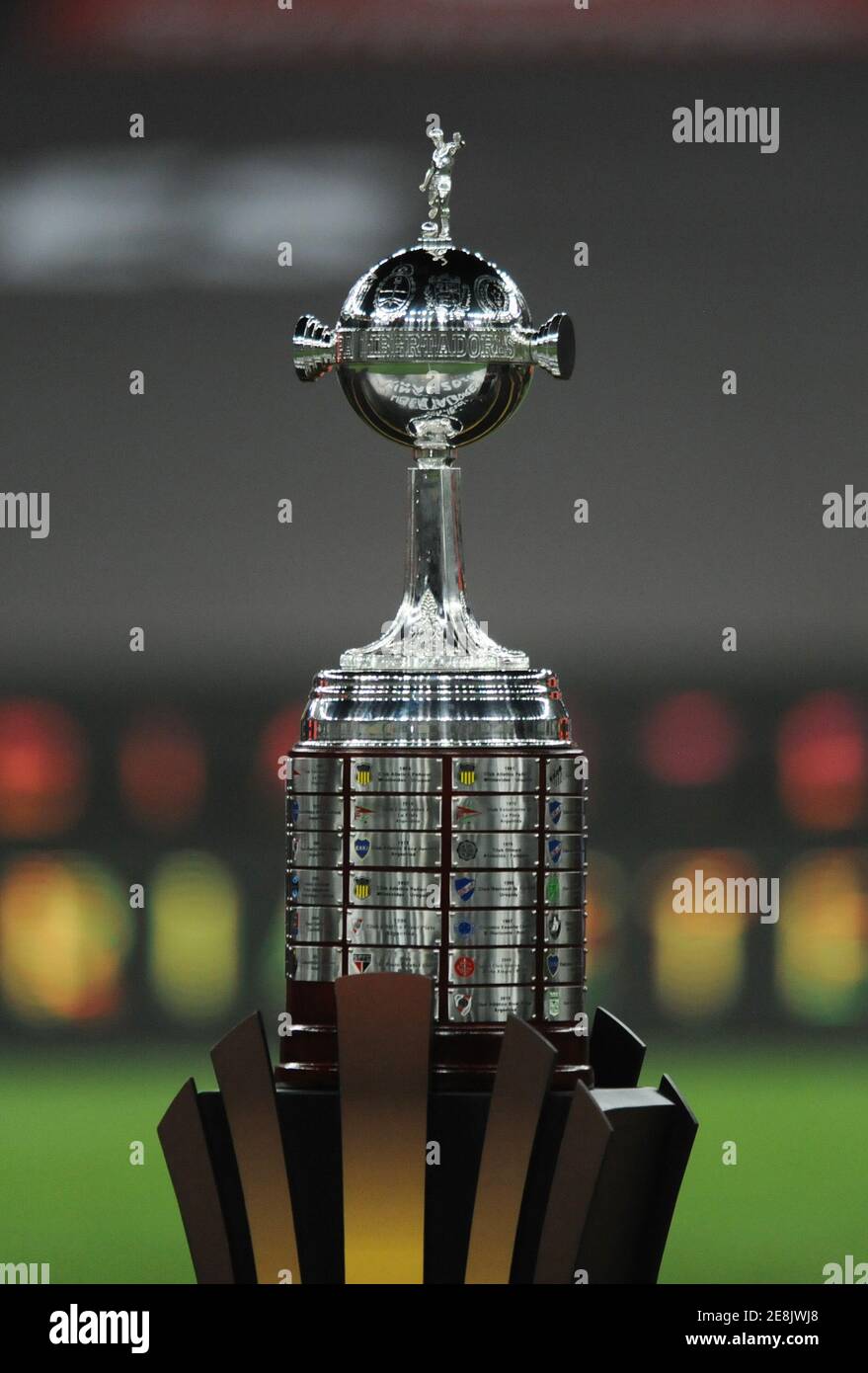 Troféu da Libertadores 2020, é visto durante a premição após a partida  entre Palmeiras e Santos, pela final da Libertadores 2020, no Estádio do  Maracanã, neste sábado 30. / PRESSINPHOTO Stock Photo - Alamy