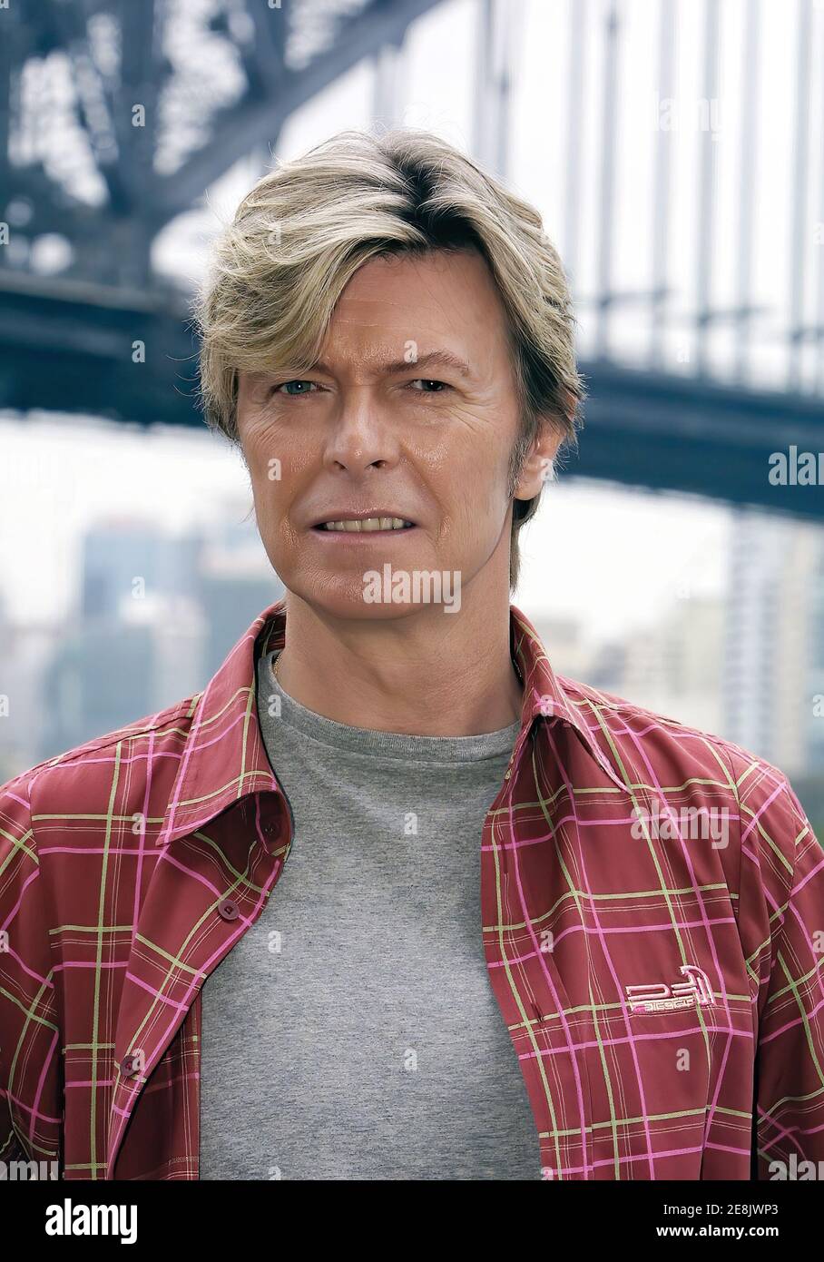 David Bowie at his Reality Tour press conference, Sydney, Australia. David  poses for publicity photos with the Sydney Harbour Bridge in the background  Stock Photo - Alamy