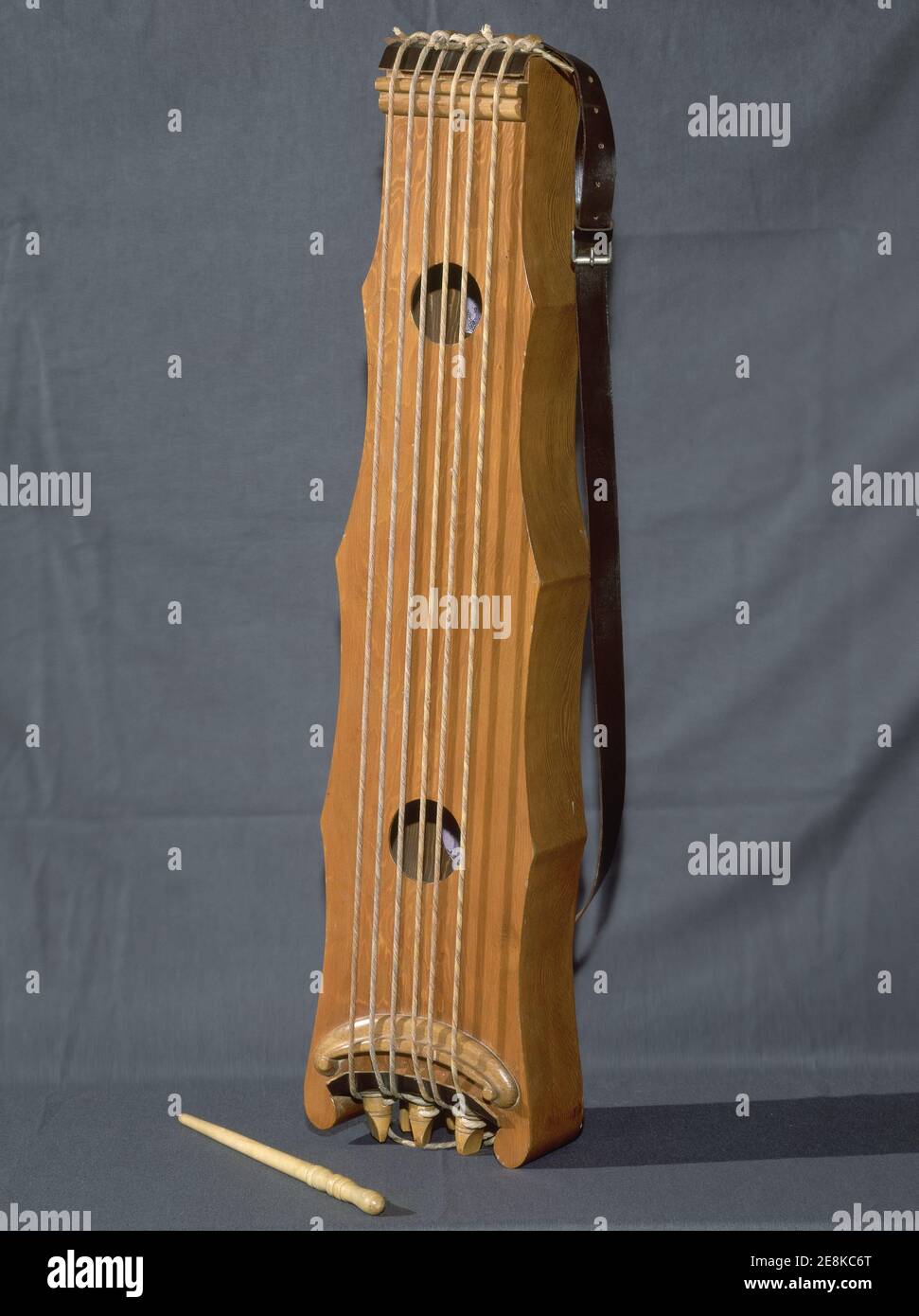 Instrumento musical de cuerda hi-res stock photography and images - Alamy