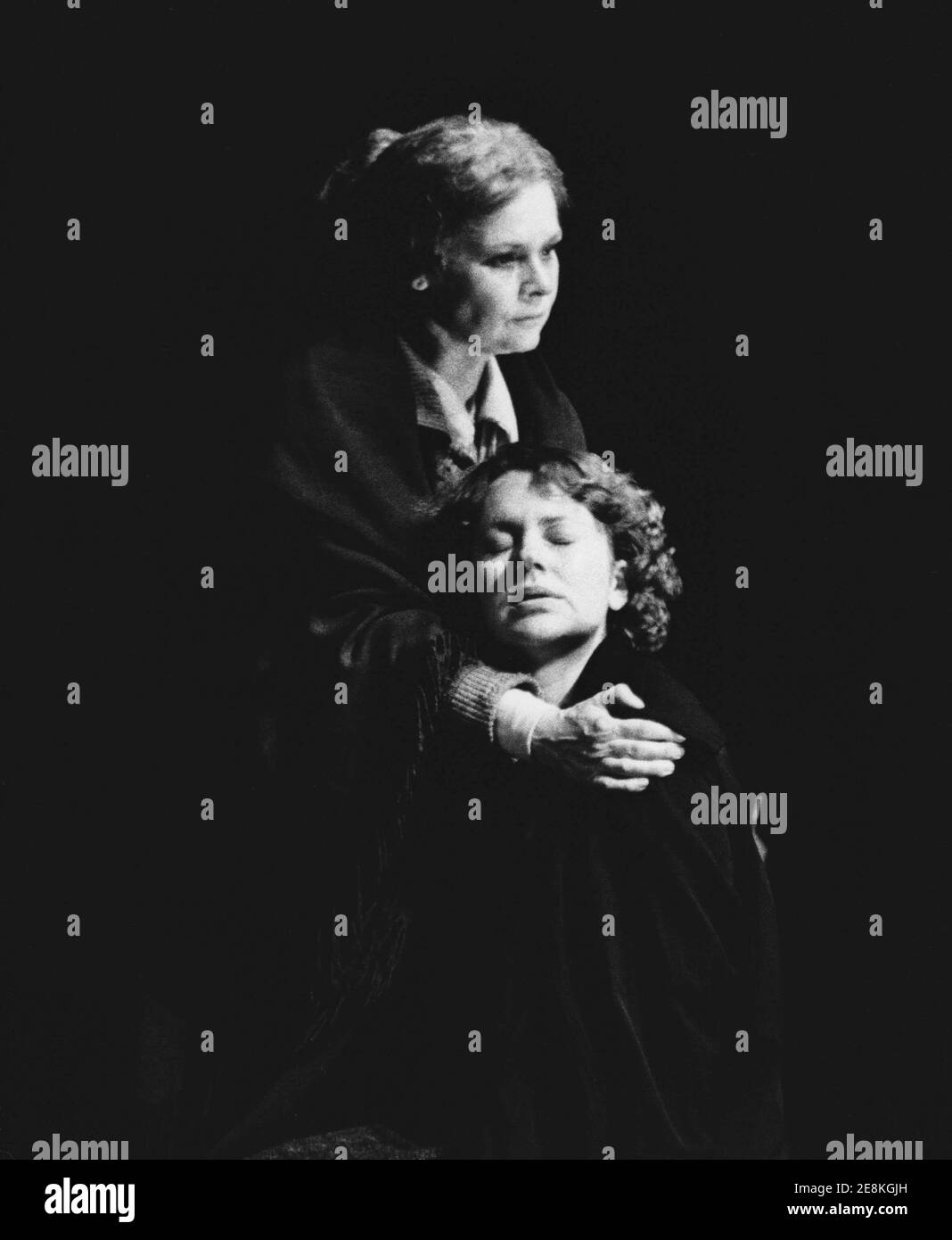 l-r: Judi Dench (Juno Boyle), Dearbhla Molloy (Mary Boyle) in JUNO AND THE PAYCOCK by Sean O'Casey at the Royal Shakespeare Company (RSC), Aldwych Theatre, London WC2 07/10/1980  set design: John Gunter  costumes: Lindy Hemming  lighting: David Hersey  director: Trevor Nunn Stock Photo