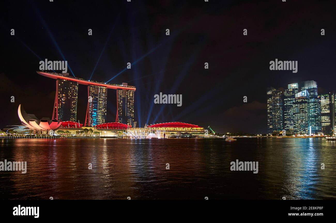 Singapur, Marina Bay Sands Lasershow, rot blau Stock Photo