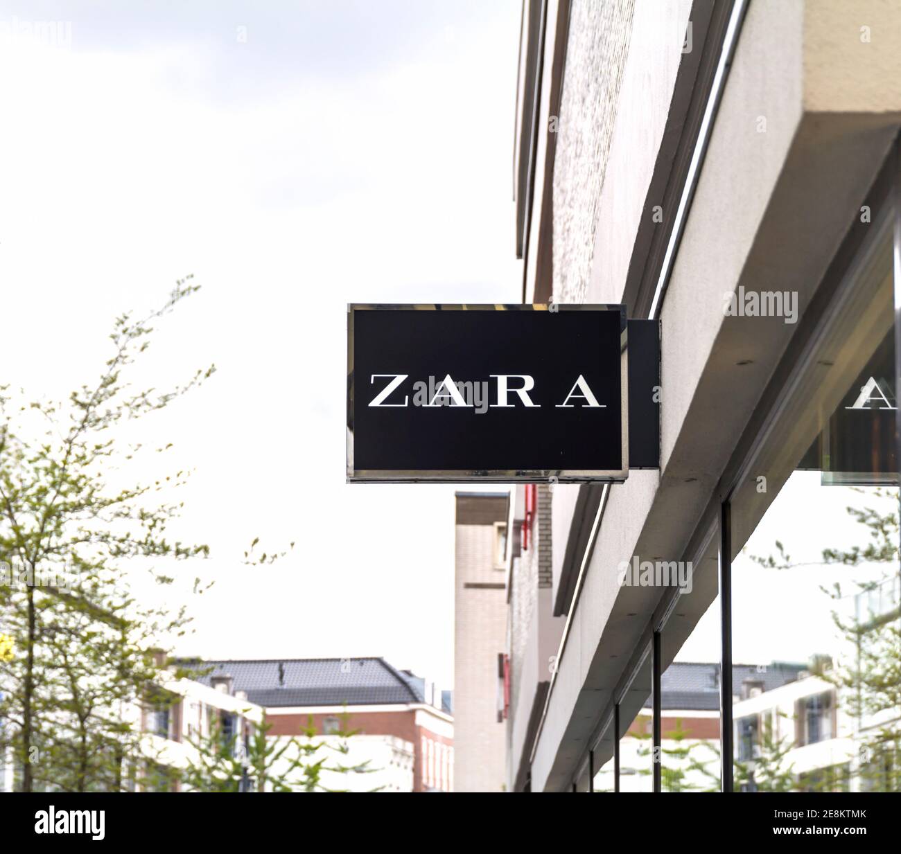 ROTTERDAM, NETHERLANDS : ZARA fashion store. Zara is an Spanish clothing  and accessories retailer Stock Photo - Alamy