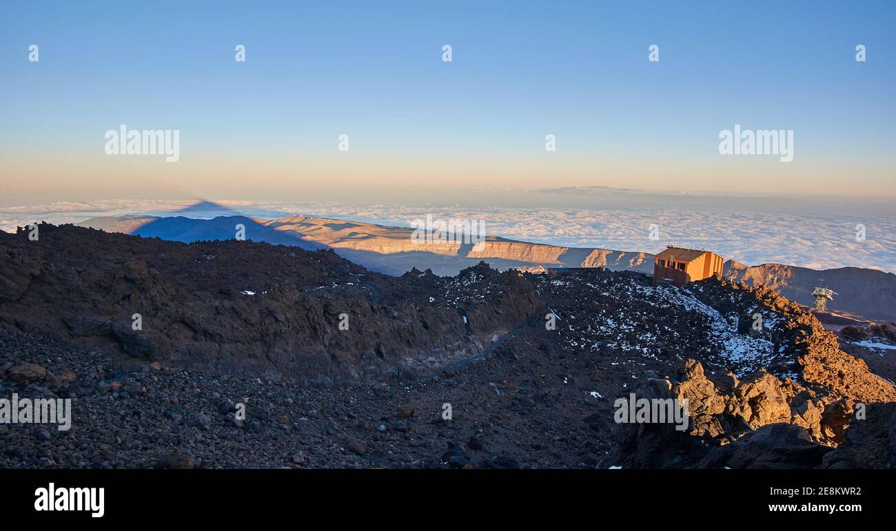 Schatten des Pico del Teide im Sonnenuntergang mit Gran Canaria Stock Photo