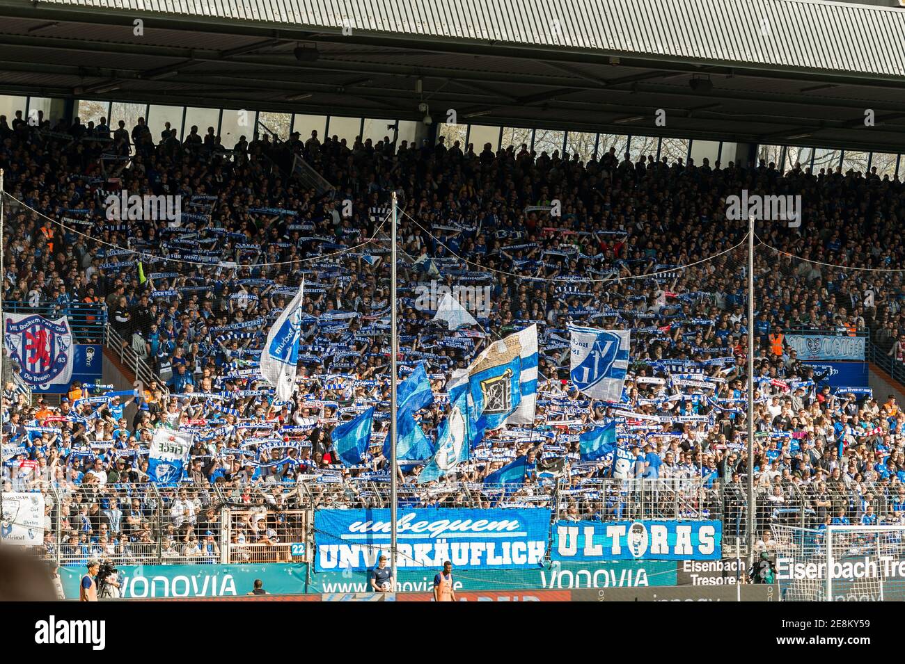 Ein Fußballspiel des VfL Bochum im Vonovia Ruhrstadion. Innenansichten des Stadions mit Fans. Stock Photo