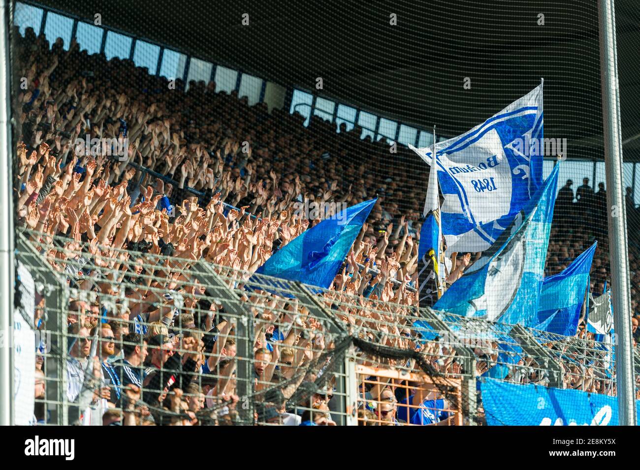 Ein Fußballspiel des VfL Bochum im Vonovia Ruhrstadion. Innenansichten des Stadions mit Fans. Stock Photo