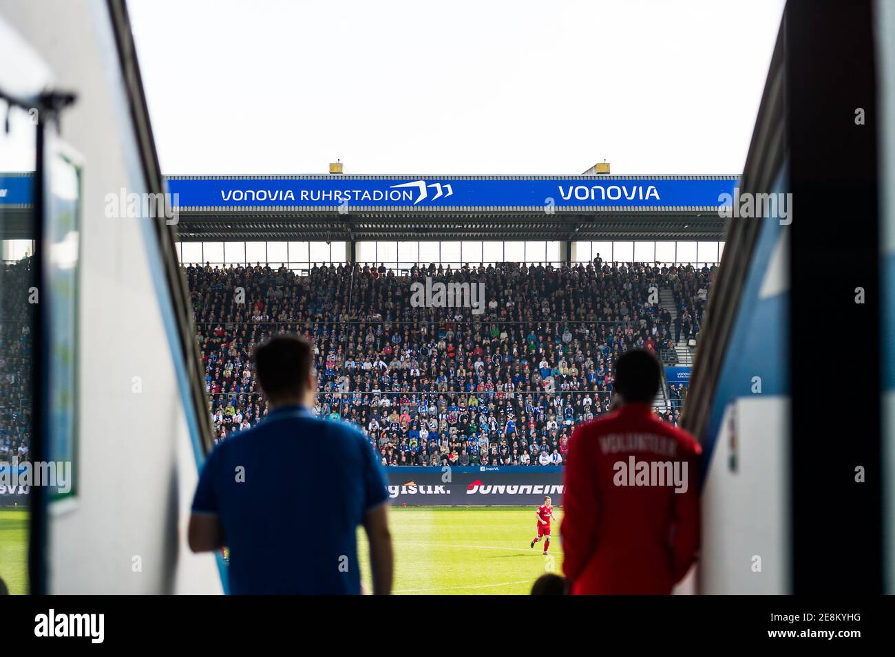 Ein Fußballspiel des VfL Bochum im Vonovia Ruhrstadion. Innenansichten des Stadions mit Fans. Stock Photo