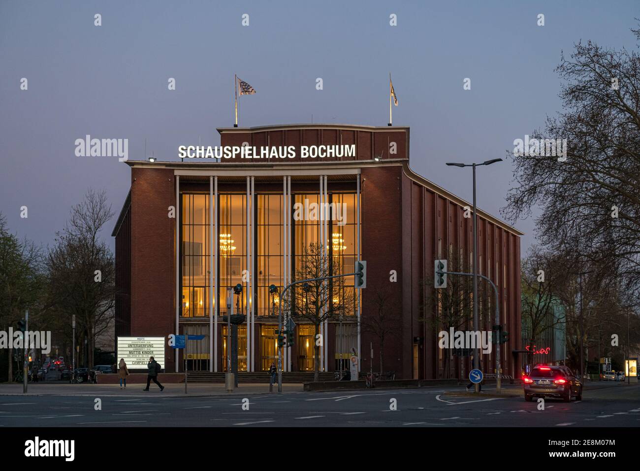 Außenansicht des Schauspielhaus Bochum am Abend. Stock Photo