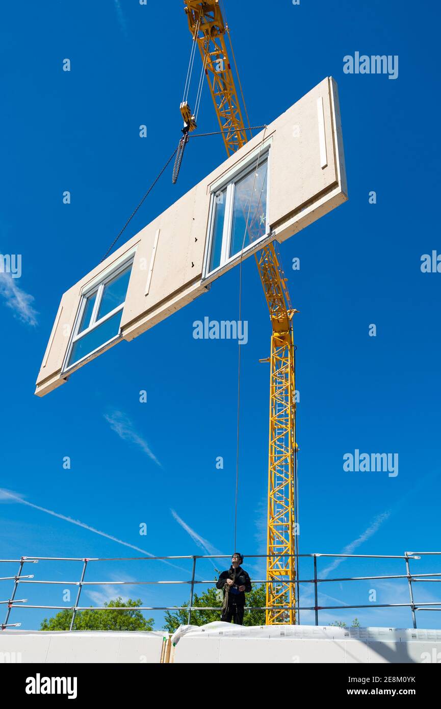 Montage eines Modularen Wohnbaus. Einschweben von Wandteile per Kran. Stock Photo