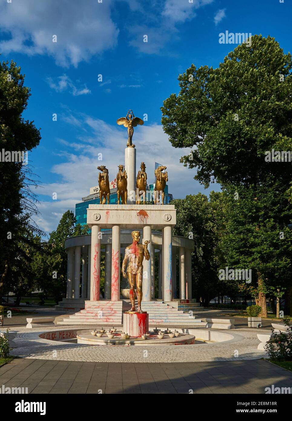 Mit Farbbomben / Schmierereien beschädigte Statue im Park Zena Borec nach Protesten. Skopje, Nordmazedonien. Stock Photo